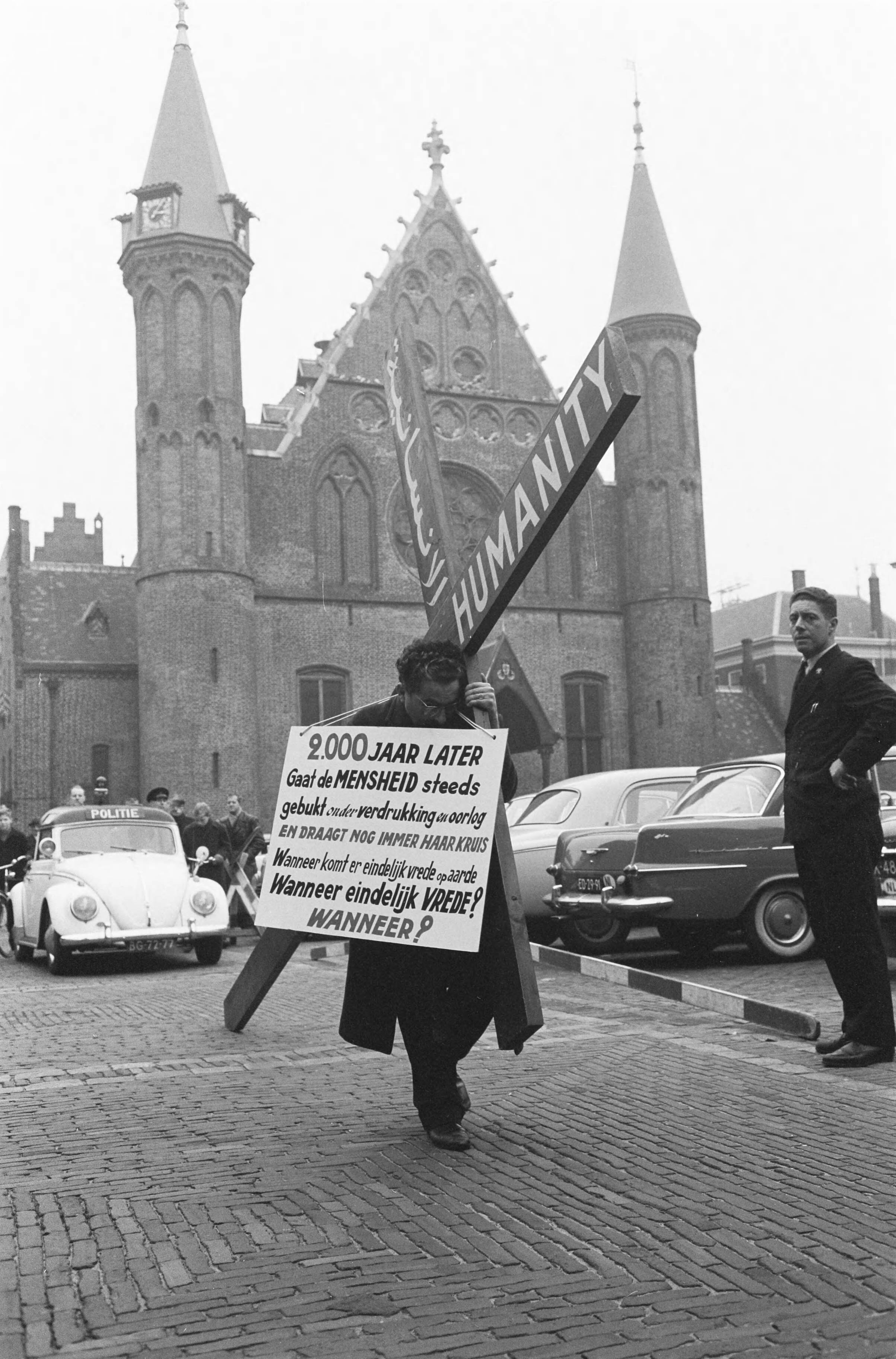 Fotocollectie Anefo — Vredeskruistocht door Edmond Khayat. Tocht door Den Haag — Foto: Pot, Harry / Anefo. Licentie: Set B: Rechtenvrij / Publiek Domein. Bron: Nationaal Archief. http://hdl.handle.net/10648/a9ef690e-d0b4-102d-bcf8-003048976d84
