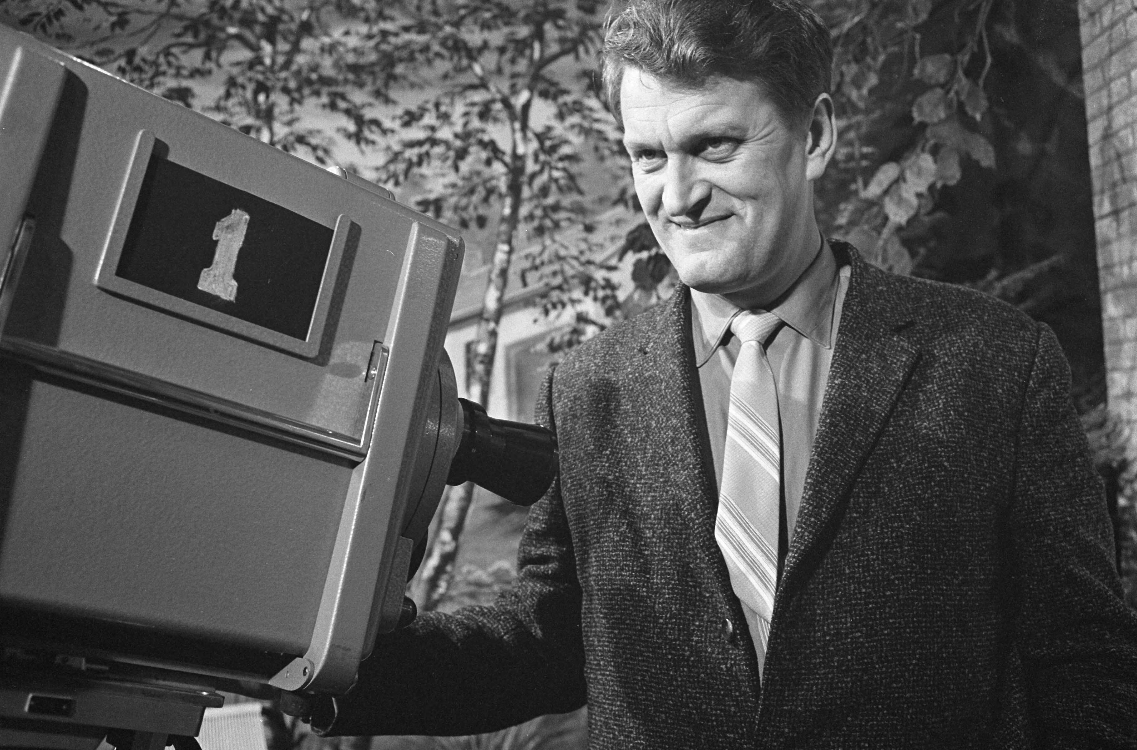 Fotocollectie Anefo — Sinds 2 januari heeft de Nederlandse Televisie Stichting (NTS) een eigen bedrijfsschool voor de opleiding tot cameraman, belichter, technicus en regisseur in kasteel Groeneveld te Baarn. In het kasteel is o.m. een kleine studio ingericht, waarin de praktijklessen worden gegeven. Leider van het opleidingsinstituut Sjoerd S. Strijkstra — Foto: Rossem, Wim van / Anefo. Licentie: Set B: Rechtenvrij / Publiek Domein. Bron: Nationaal Archief. http://hdl.handle.net/10648/a9f55b48-d0b4-102d-bcf8-003048976d84
