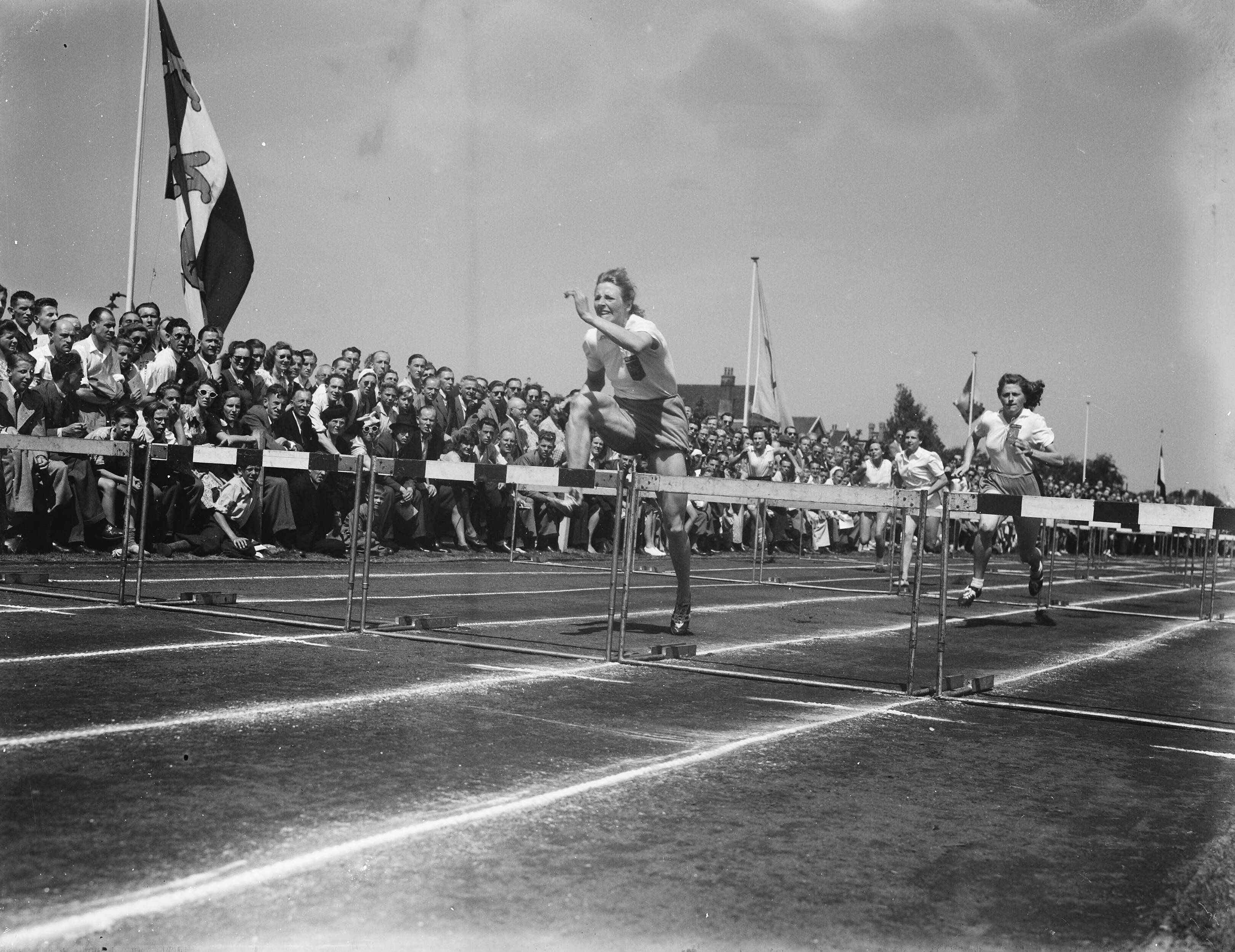 Fotocollectie Anefo — Atletiekwedstrijden op de Werve te Rijswijk; 80 m hordenlopen dames [Fanny Blankers-Koen] — Foto: Merk, Ben / Anefo. Licentie: Set B: Rechtenvrij / Publiek Domein. Bron: Nationaal Archief. http://hdl.handle.net/10648/a8ba254c-d0b4-102d-bcf8-003048976d84