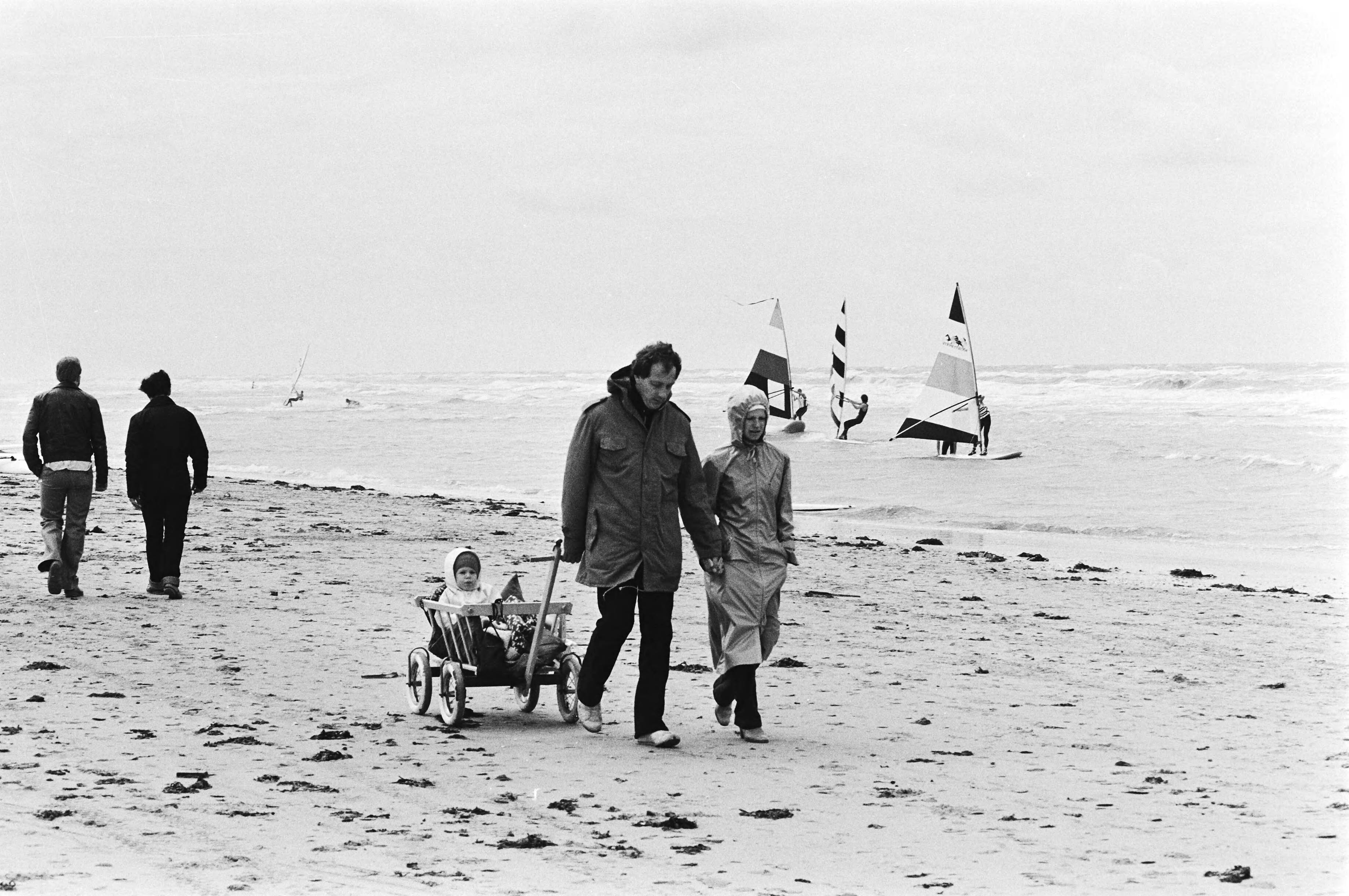 Zandvoort, slecht strandweer — Noord-Holland|Zandvoort|stranden |wind |vrijetijdsbesteding |karren — Foto: Croes, Rob C. / Anefo. Licentie: Set B: Rechtenvrij / Publiek Domein. Bron: Nationaal Archief. http://hdl.handle.net/10648/accdf8e8-d0b4-102d-bcf8-003048976d84