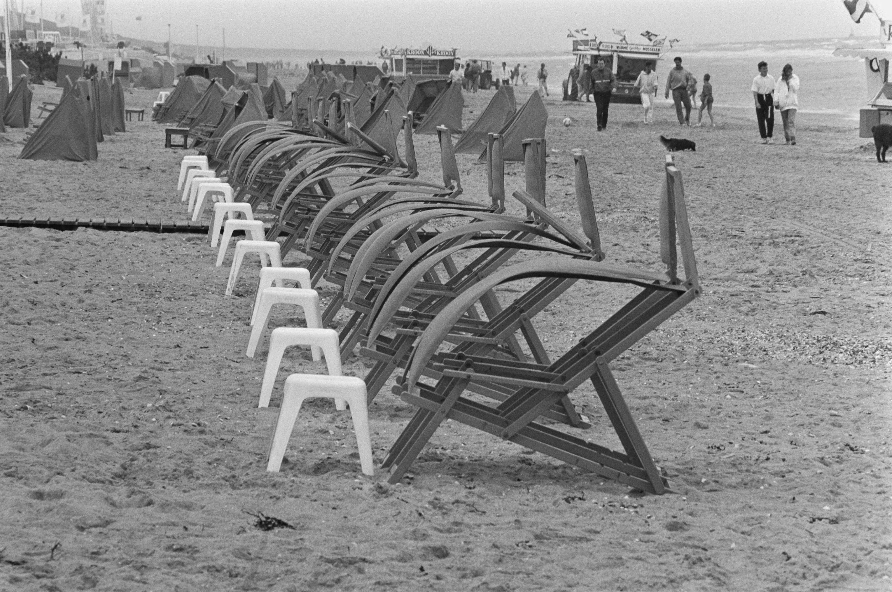 Fotocollectie Anefo — Slecht zomerweer, strand in Zandvoort — Foto: Croes, Rob C. / Anefo. Licentie: Set B: Rechtenvrij / Publiek Domein. Bron: Nationaal Archief. http://hdl.handle.net/10648/ad62cbbc-d0b4-102d-bcf8-003048976d84