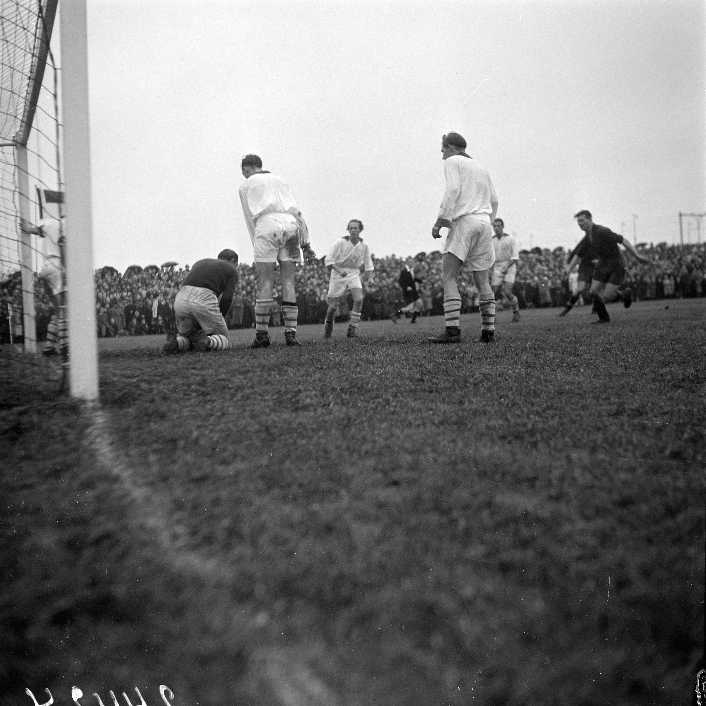 Fotocollectie Anefo — Voetbal. Zeeburgia tegen Haarlem 2-0. Keeper Wustenhoff stopt bal — Foto: Valk, […] van der / Anefo. Licentie: Set B: Rechtenvrij / Publiek Domein. Bron: Nationaal Archief. http://hdl.handle.net/10648/a8af3ab0-d0b4-102d-bcf8-003048976d84