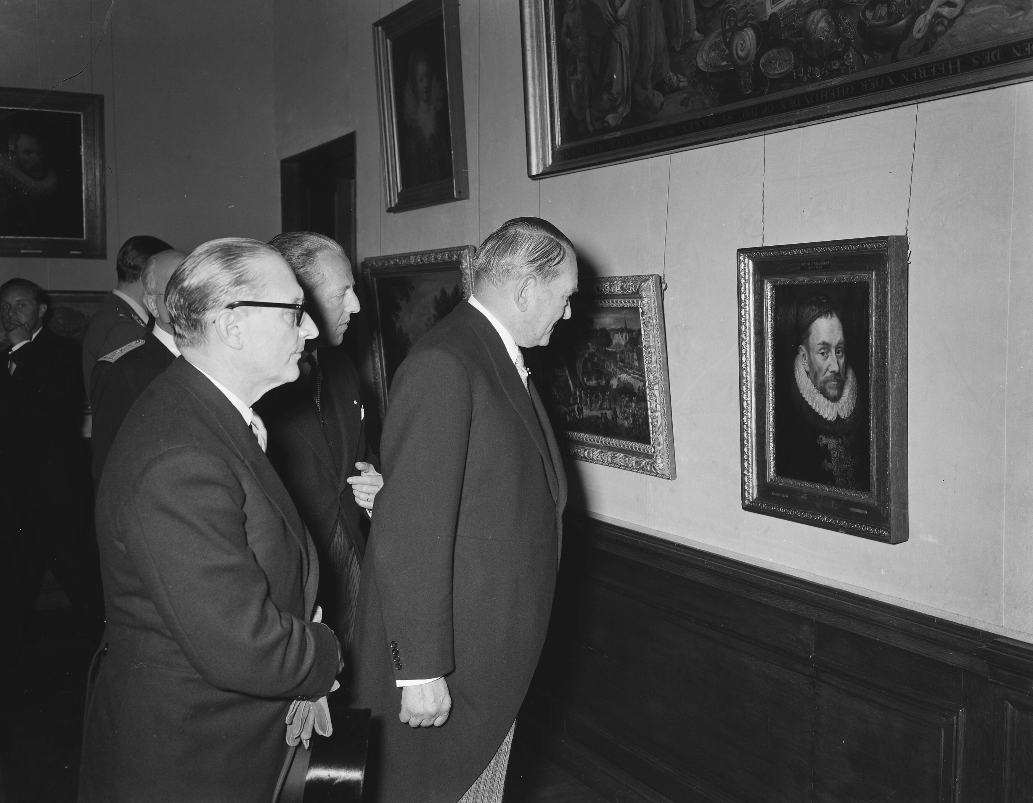 Staatsbezoek Franse president René Coty (1954) — Staatsbezoek Franse president René Coty. Tweede dag. Bezoek aan Den Haag. Bezoek Mauritshuis — Foto: Noske, J.D. / Anefo. Licentie: Set B: Rechtenvrij / Publiek Domein. Bron: Nationaal Archief. http://hdl.handle.net/10648/a9264ad8-d0b4-102d-bcf8-003048976d84