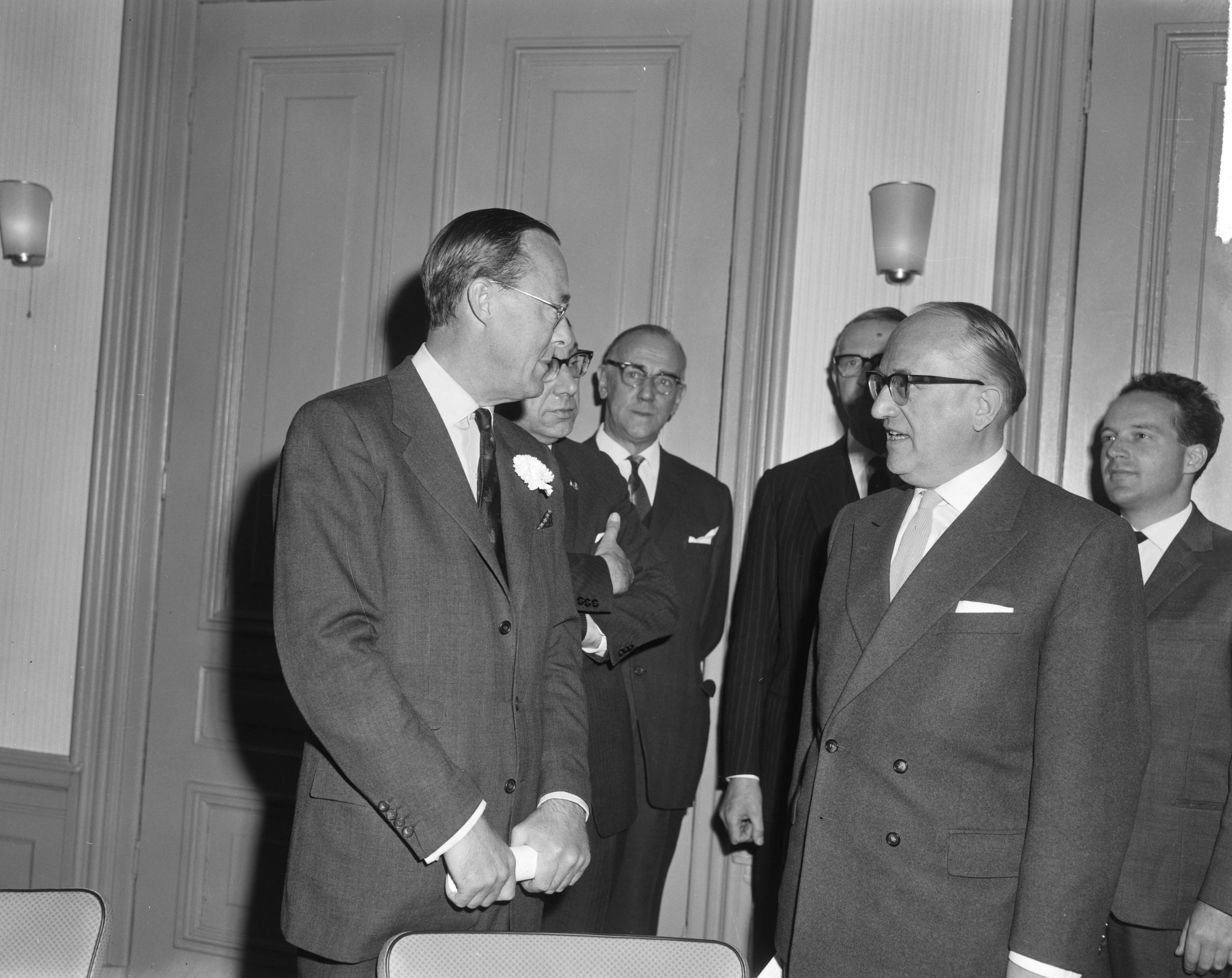 Fotocollectie Anefo — Congres Randgebieden in Leeuwarden begonnen. Prins Bernhard in gesprek met prof. Hallstein, voorzitter van de Europese Commissie — Foto: Bilsen, Joop van / Anefo. Licentie: Set B: Rechtenvrij / Publiek Domein. Bron: Nationaal Archief. http://hdl.handle.net/10648/aa379634-d0b4-102d-bcf8-003048976d84
