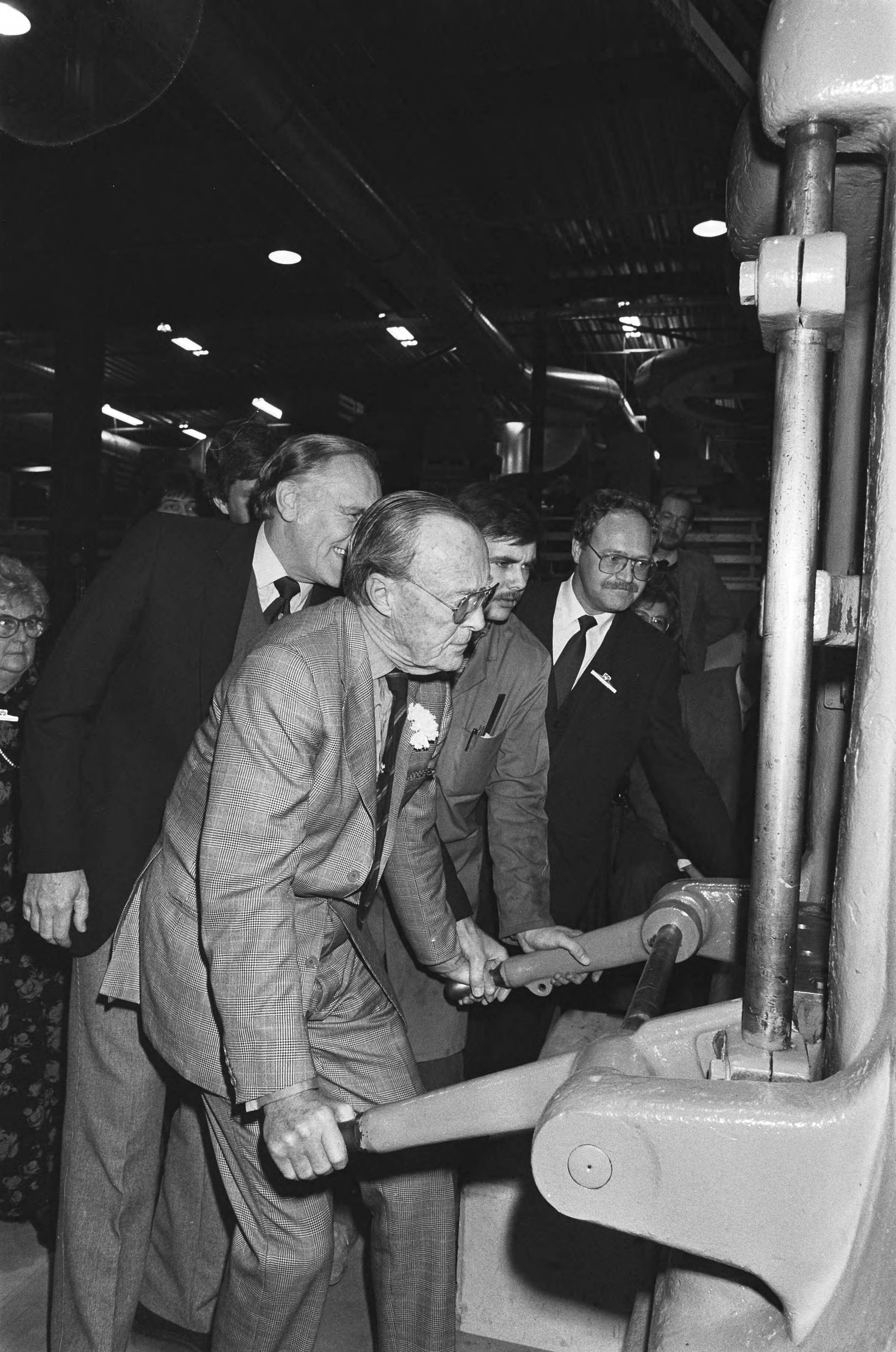 Fotocollectie Anefo — Prins Bernhard (r) opende in Zoetermeeer de nieuwe fabriek van de Koninklijke Kempen&Begeer — Foto: Bogaerts, Rob / Anefo. Licentie: Set B: Rechtenvrij / Publiek Domein. Bron: Nationaal Archief. http://hdl.handle.net/10648/ad4e147e-d0b4-102d-bcf8-003048976d84
