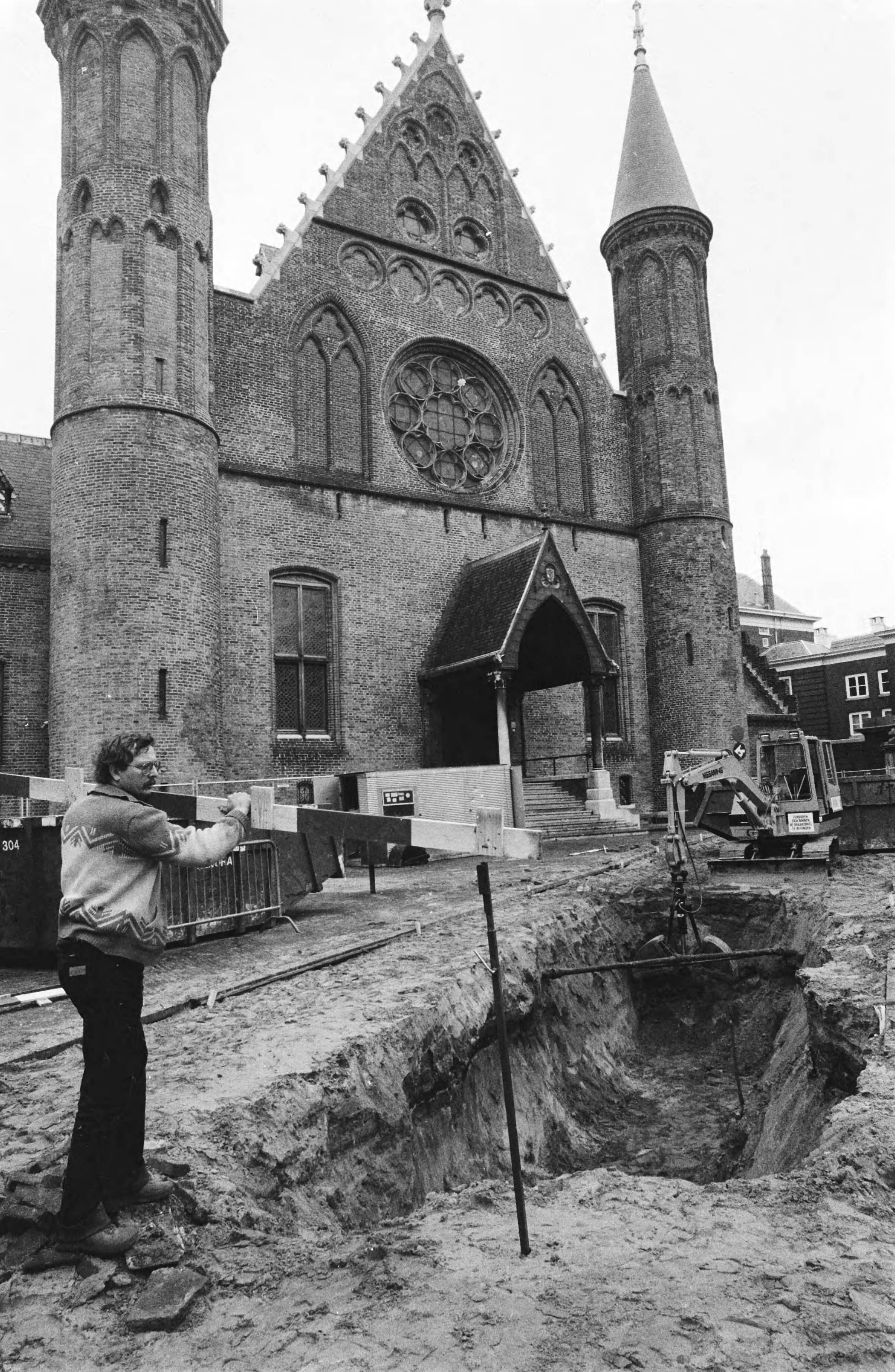 Fotocollectie Anefo — Vernieuwing ridering op Binnenhof in Den Haag , diepe sloot voor Ridderzaal waar nieuwe ridering de grond in moet — Foto: Dijk, Hans van / Anefo. Licentie: Set B: Rechtenvrij / Publiek Domein. Bron: Nationaal Archief. http://hdl.handle.net/10648/aced9324-d0b4-102d-bcf8-003048976d84