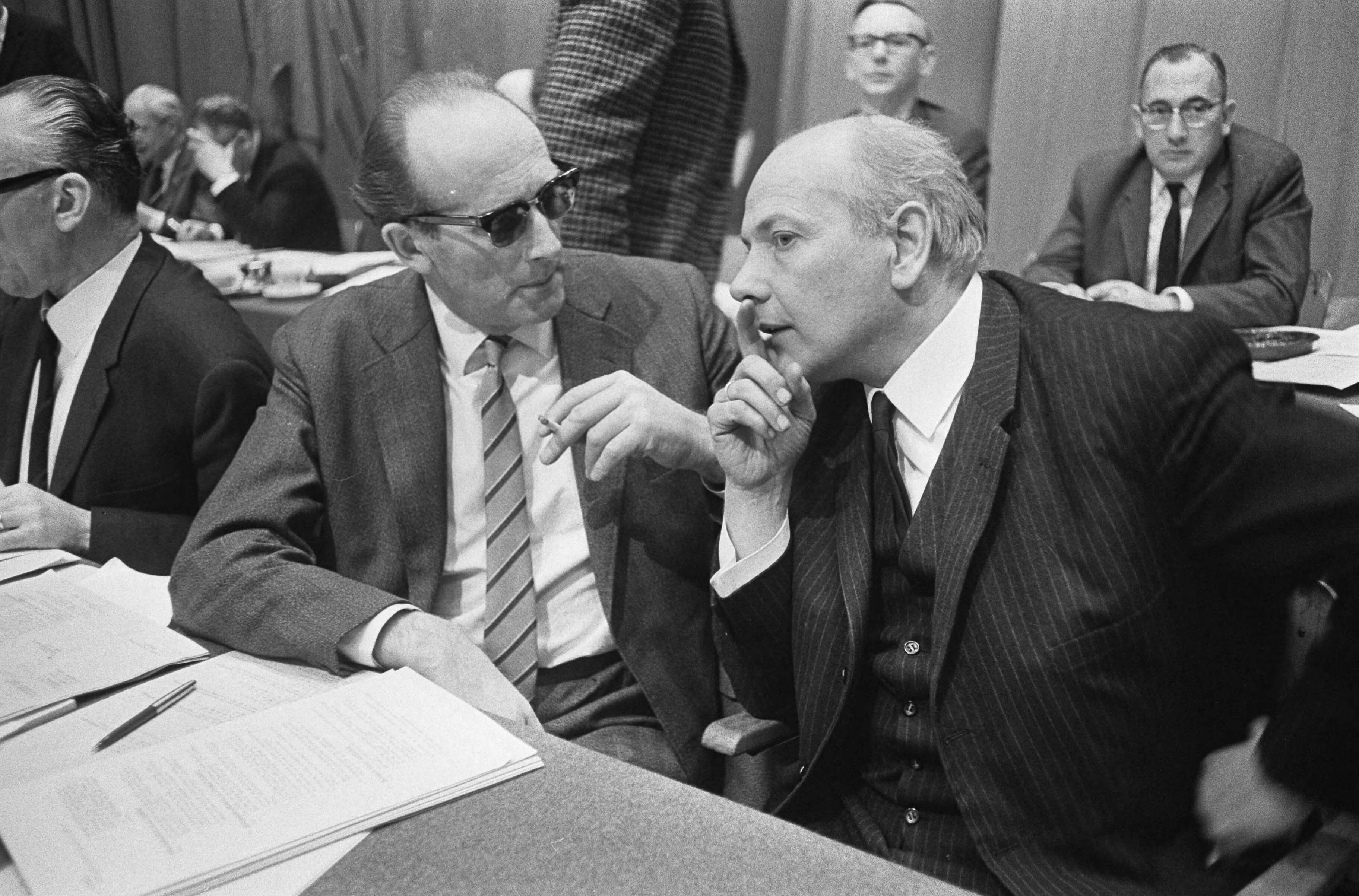 Fotocollectie Anefo — Verkiezingscongres PvdA in Concertgebouw te Haarlem — Foto: Koch, Eric / Anefo. Licentie: Set B: Rechtenvrij / Publiek Domein. Bron: Nationaal Archief. http://hdl.handle.net/10648/ab0b11c6-d0b4-102d-bcf8-003048976d84