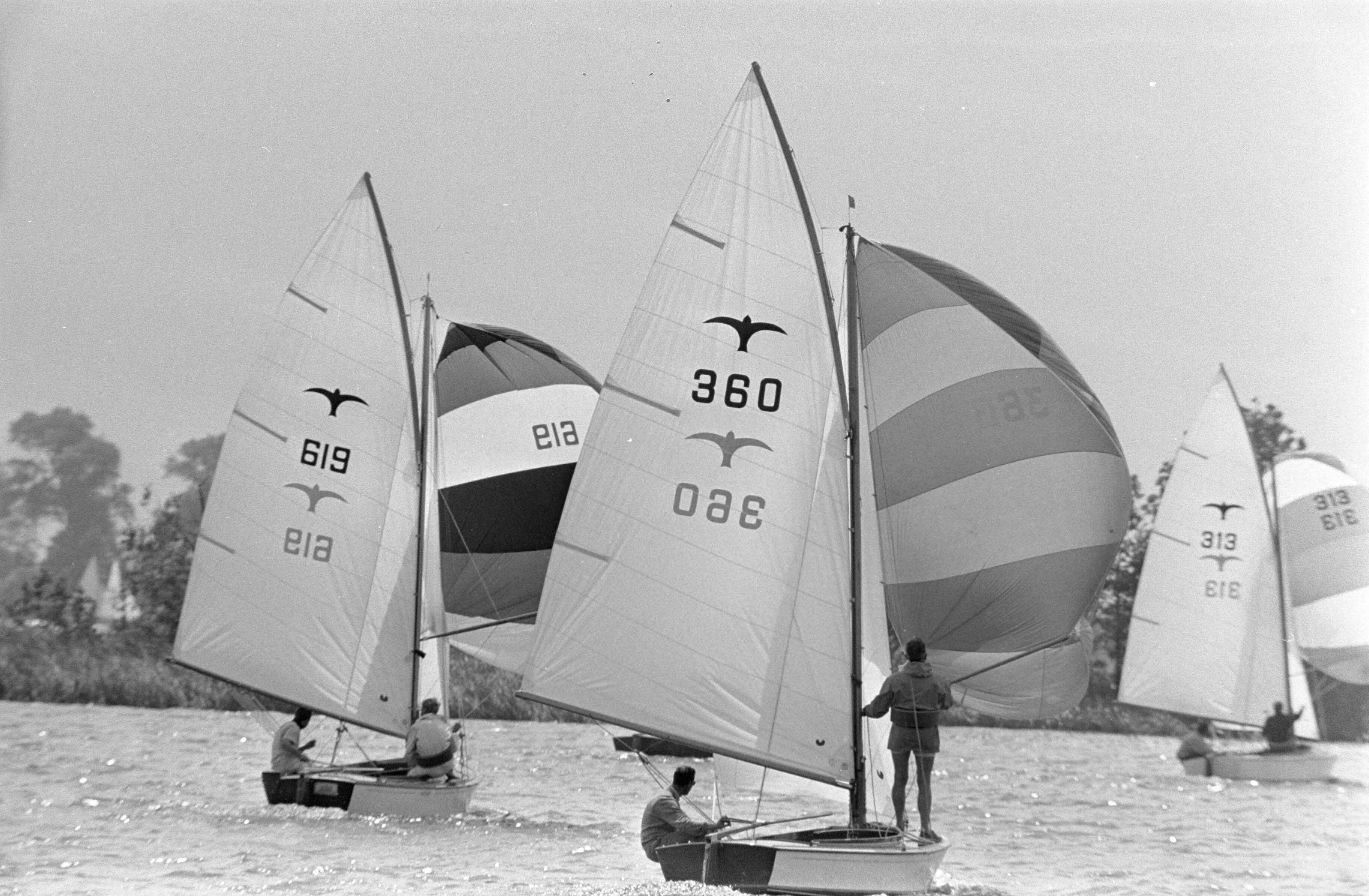 Fotocollectie Anefo — Loosdrecht Hollandweek. Buitenboord hangen bij de Stern — Foto: Kroon, Ron / Anefo. Licentie: Set B: Rechtenvrij / Publiek Domein. Bron: Nationaal Archief. http://hdl.handle.net/10648/ab480f04-d0b4-102d-bcf8-003048976d84