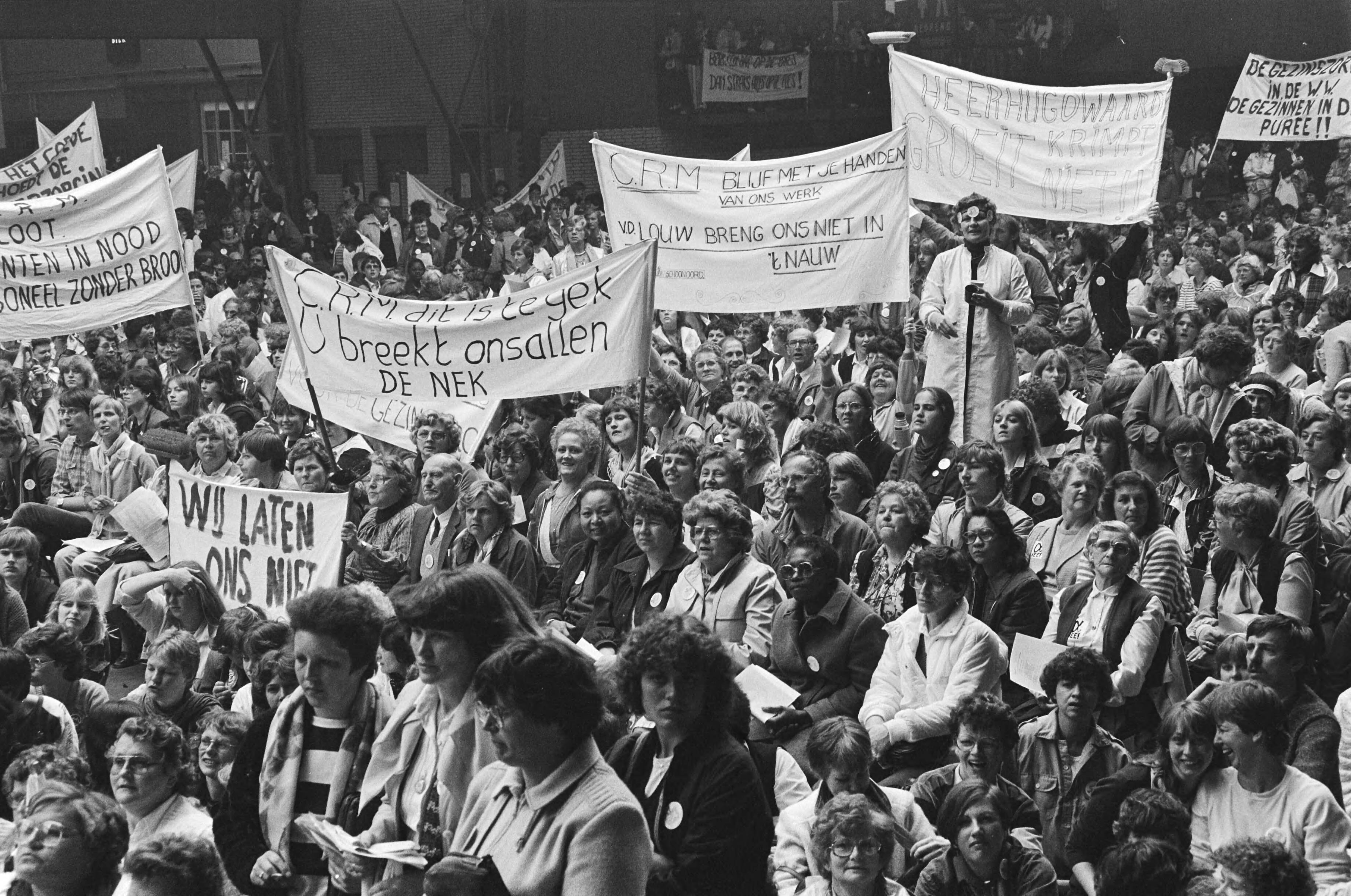 Fotocollectie Anefo — Manifestatie in Den Haag tegen bezuiniging in de gezinsverzorging in Houtrusthallen. Overzichten van de manifestatie — Foto: Dijk, Hans van / Anefo. Licentie: Set B: Rechtenvrij / Publiek Domein. Bron: Nationaal Archief. http://hdl.handle.net/10648/ad15fe22-d0b4-102d-bcf8-003048976d84