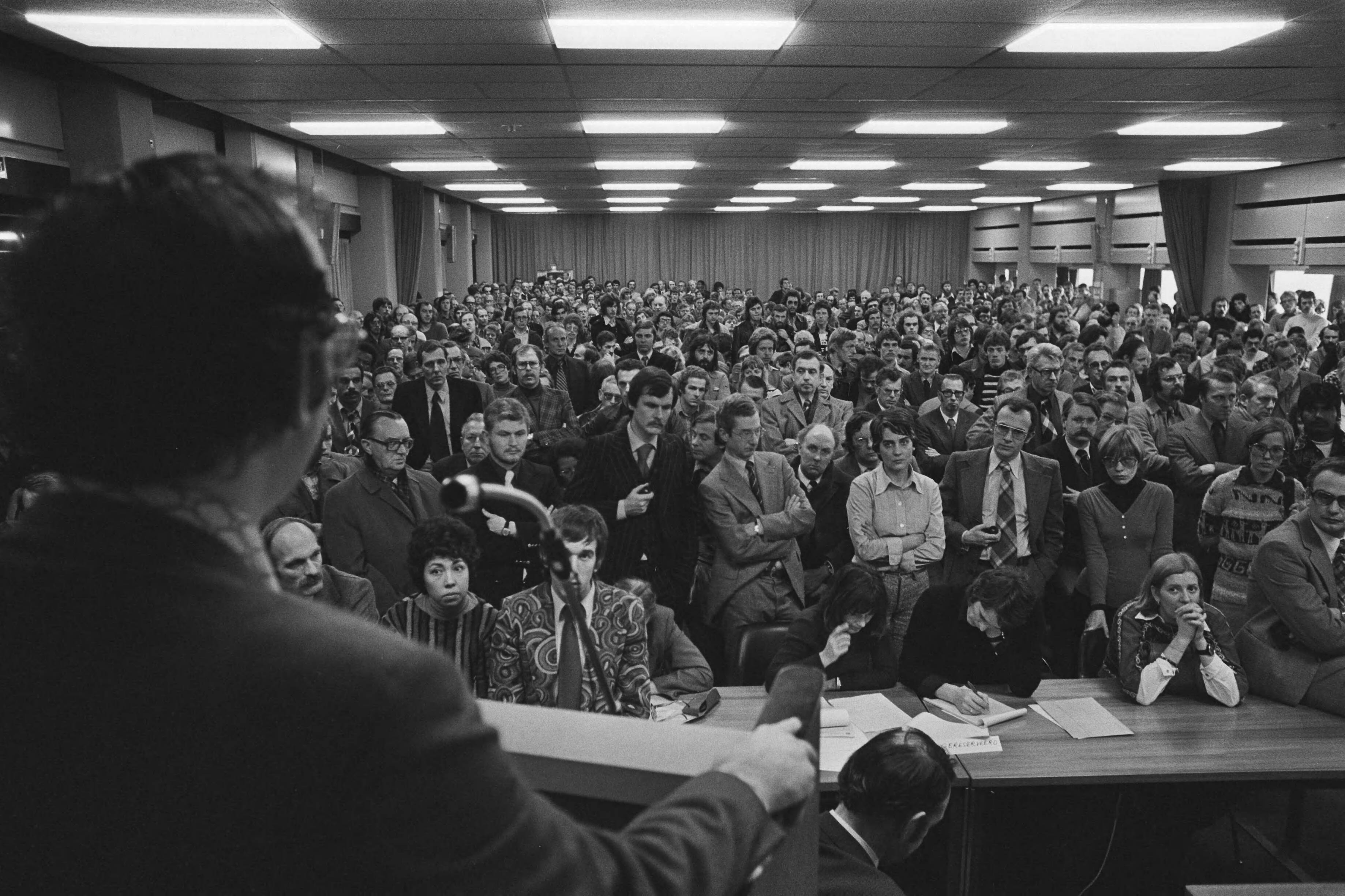 Fotocollectie Anefo — PTT-ers in protest bijeen in Den Haag tegen overplaatsing — Foto: Verhoeff, Bert / Anefo. Licentie: Set B: Rechtenvrij / Publiek Domein. Bron: Nationaal Archief. http://hdl.handle.net/10648/ac92a306-d0b4-102d-bcf8-003048976d84