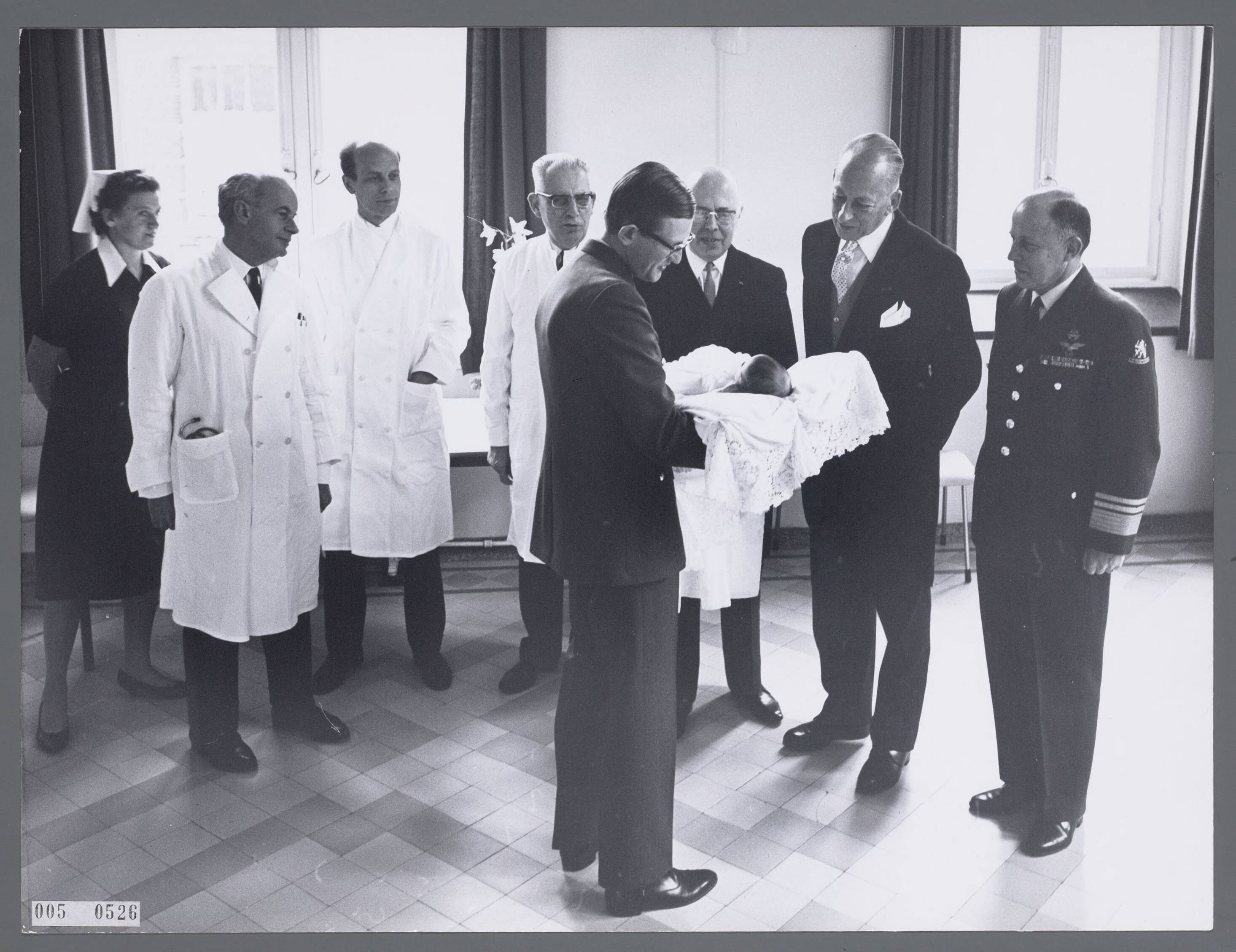 Fotocollectie RVD / Koninklijk Huis — Mr. Pieter van Vollenhoven met prins Maurits en burgemeester jonkheer De Ranitz van Utrecht, dr. L. Beel, vice-president van de Raad van State en luitenant-generaal A.B. Wolff, bevelhebber van de Luchtstrijdkrachten, in het Academisch Ziekenhuis Utrecht op 22 april 1968 — Foto: Nationaal Foto Persbureau / RVD. Licentie: Set B: Rechtenvrij / Publiek Domein. Bron: Nationaal Archief. http://hdl.handle.net/10648/afad8c7c-d0b4-102d-bcf8-003048976d84