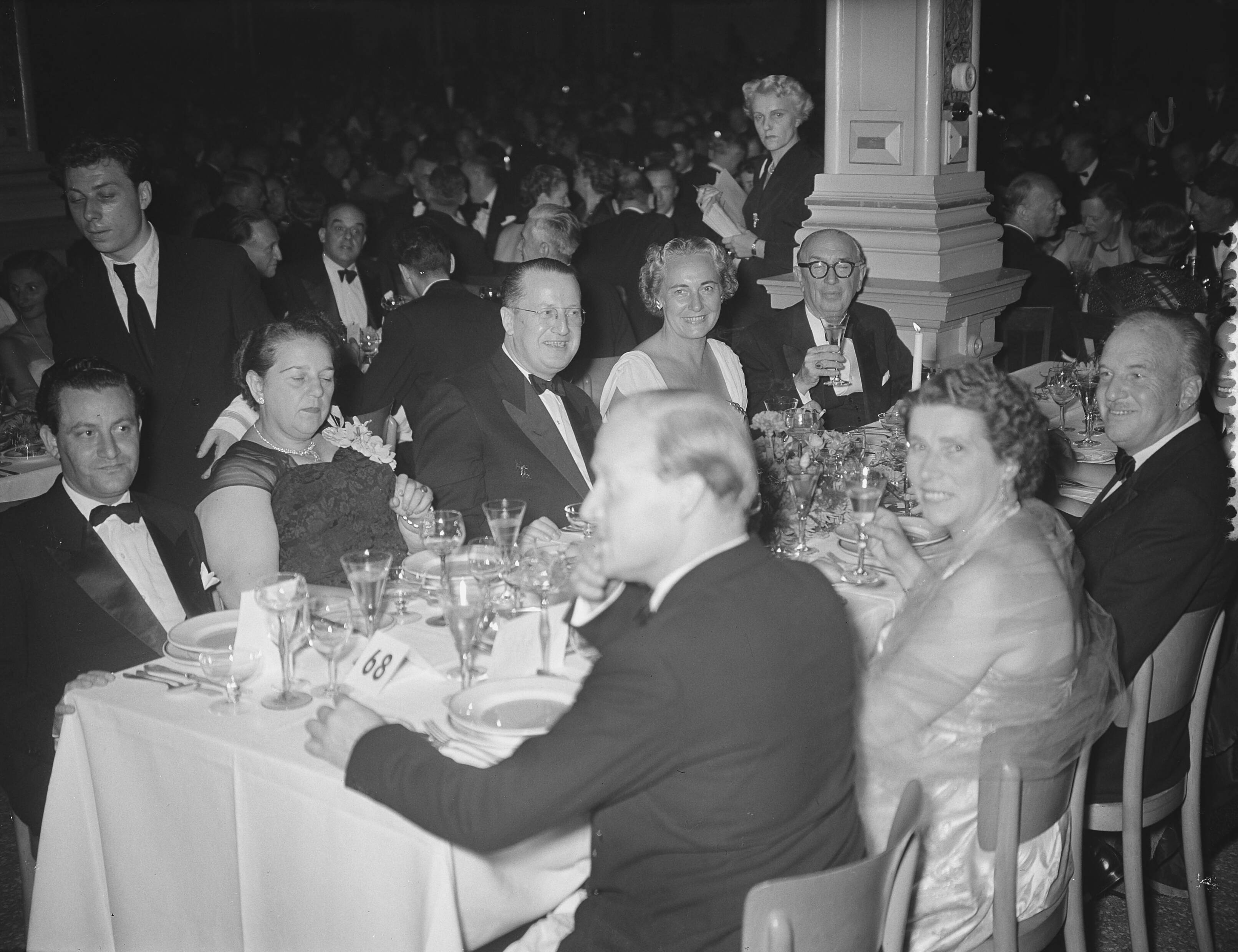 Fotocollectie Anefo — Congres zee-assuradeuren Den Haag, Banket — Foto: Bilsen, Joop van / Anefo. Licentie: Set B: Rechtenvrij / Publiek Domein. Bron: Nationaal Archief. http://hdl.handle.net/10648/a92954b2-d0b4-102d-bcf8-003048976d84