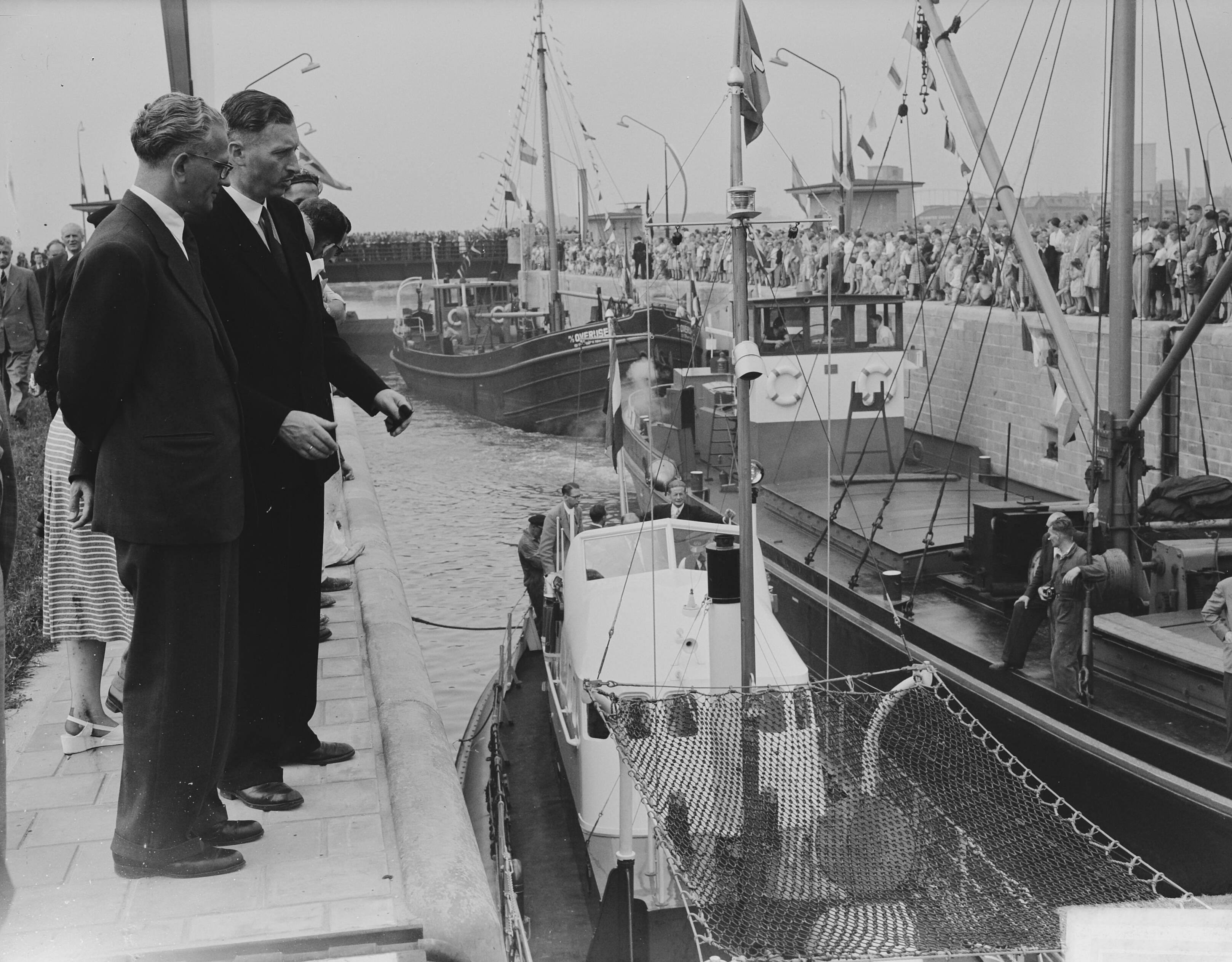 Opening Prins Bernhardsluis te Deventer — Foto: Pot, Harry / Anefo. — Licentie: Set B: Rechtenvrij / Publiek Domein. Bron: Nationaal Archief. http://hdl.handle.net/10648/a8edf91c-d0b4-102d-bcf8-003048976d84