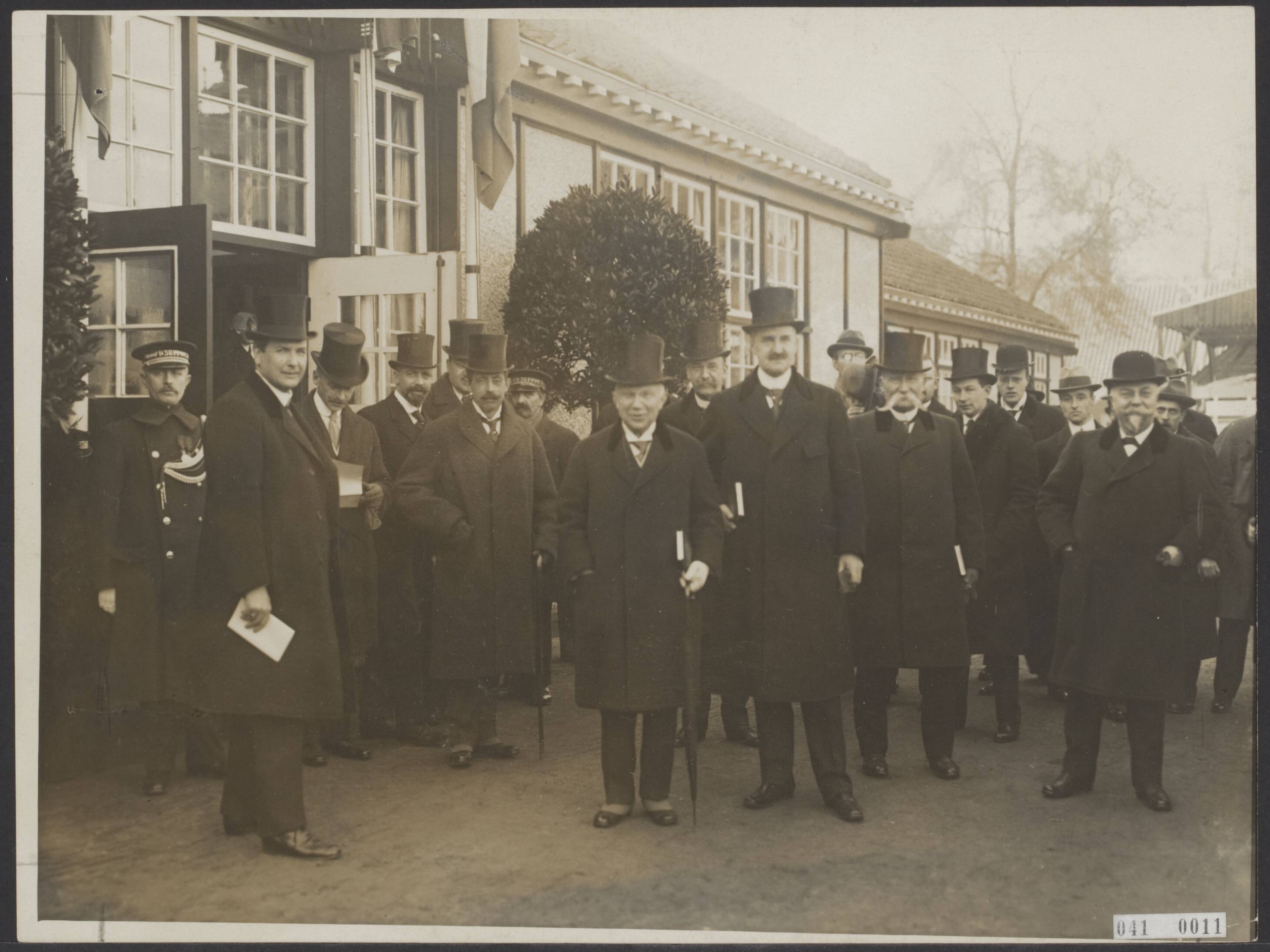 Fotocollectie Elsevier Binnenland — Opening van de Jaarbeurs te Utrecht. Aanwezig waren (vlnr): mr. Fockema Andreae, burgemeester van Utrecht en voorzitter van de Raad van Beheer van de Jaarbeurs, de ministers jhr. H.A. van Karnebeek (Buitenlandse Zaken), H.A. van IJsselsteyn (Landbouw) en P.J.M. Aalberse (Arbeid), J.J.G. baron van Voorst tot Voorst (voorzitter 1e Kamer). D. Fock (voorzitter 2e Kamer — Foto: N.V. Vereenigde Fotobureaux. Licentie: Set B: Rechtenvrij / Publiek Domein. Bron: Nationaal Archief. http://hdl.handle.net/10648/adf5c250-d0b4-102d-bcf8-003048976d84
