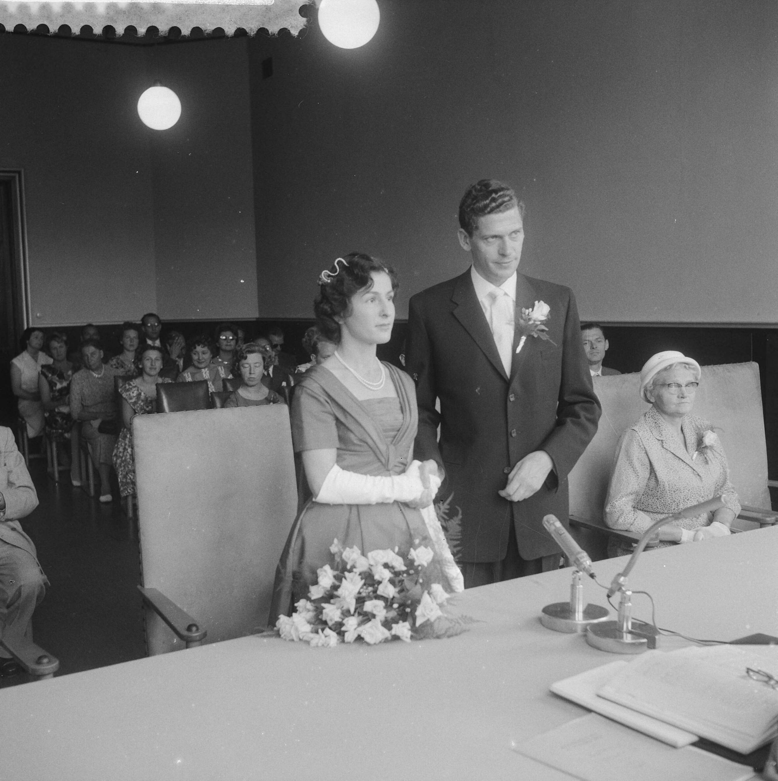 Fotocollectie Anefo — Huwelijk van AVRO-omroepster Ilse Wessel en zanger Jaap Dubbelboer te Baarn — Foto: Noske, J.D. / Anefo. Licentie: Set B: Rechtenvrij / Publiek Domein. Bron: Nationaal Archief. http://hdl.handle.net/10648/a9992b34-d0b4-102d-bcf8-003048976d84