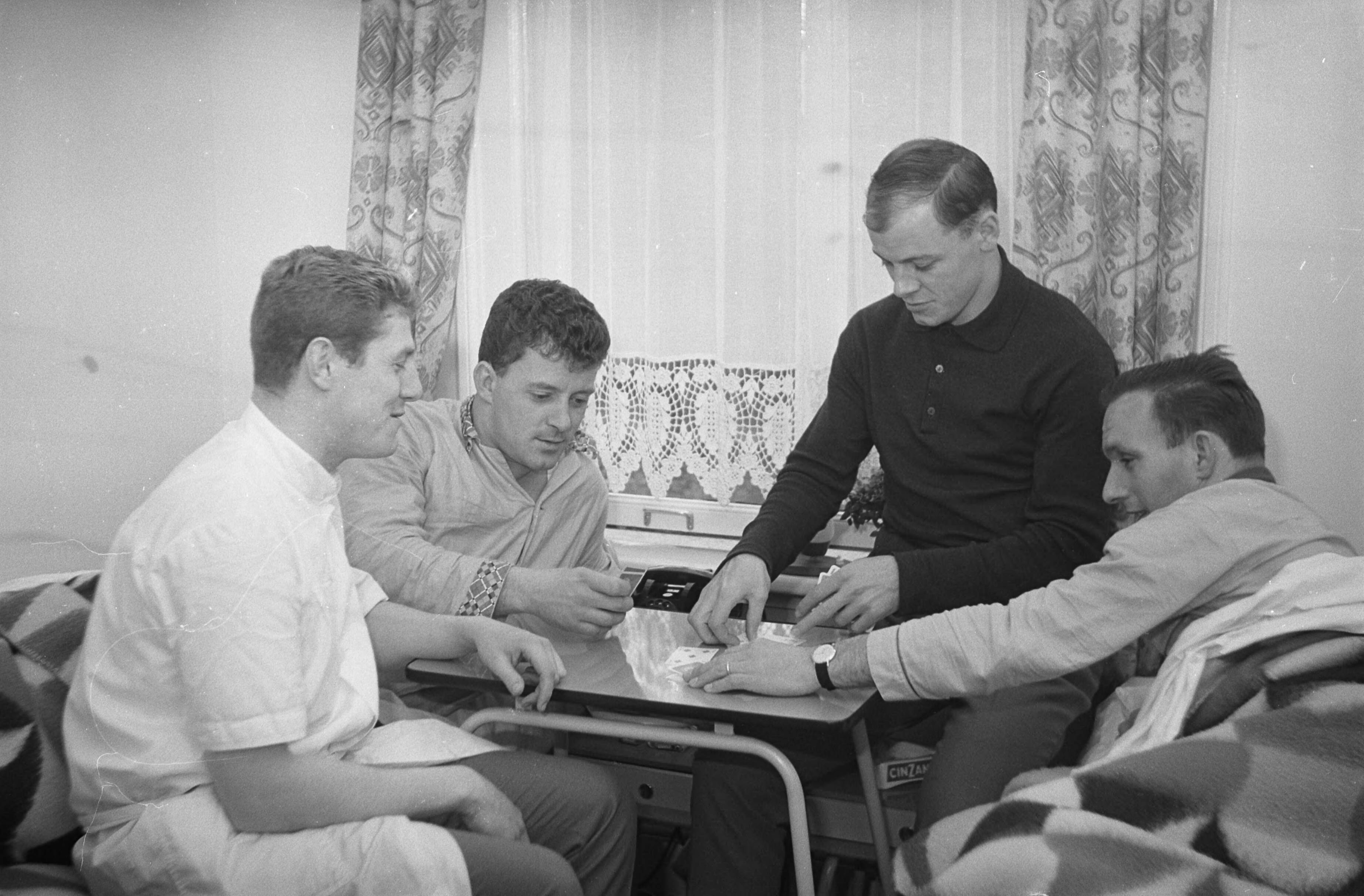 Fotocollectie Anefo — Feijenoord in trainingskamp te Breda, v.l.n.r. verzorger Gerard Meijer, Reinier "Beertje" Kreijermaat, Gerard 'Pummie' Bergholtz en Rinus Bennaars tijdens kaartspel — Foto: Koch, Eric / Anefo. Licentie: Set B: Rechtenvrij / Publiek Domein. Bron: Nationaal Archief. http://hdl.handle.net/10648/aa2d3c7a-d0b4-102d-bcf8-003048976d84