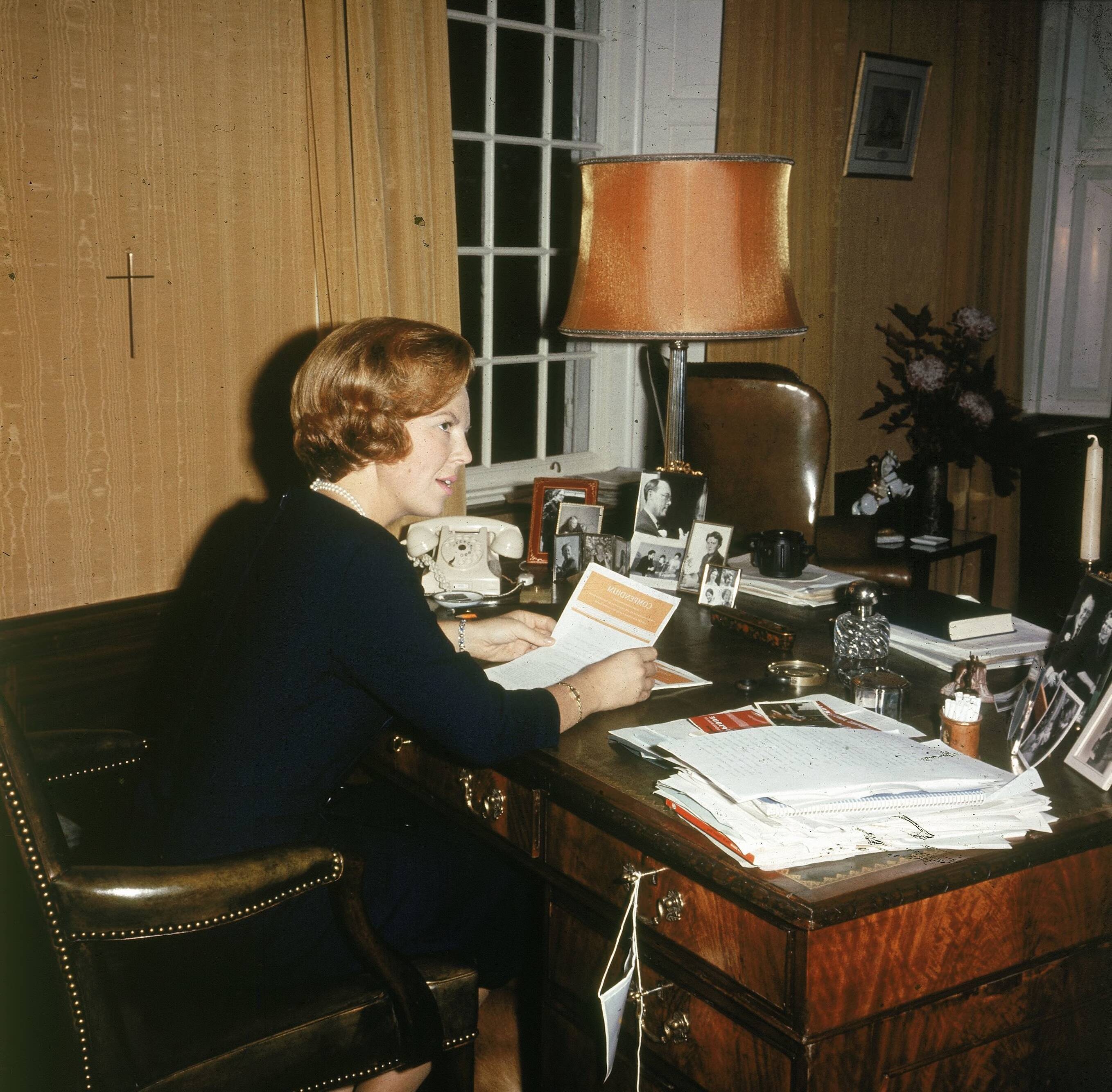 Fotocollectie RVD / Koninklijk Huis — Prinses Beatrix aan haar bureau in Kasteel Drakensteyn — Foto: Reijken, Tiemen van der / RVD. Licentie: Set B: Rechtenvrij / Publiek Domein. Bron: Nationaal Archief. http://hdl.handle.net/10648/afb0eb88-d0b4-102d-bcf8-003048976d84