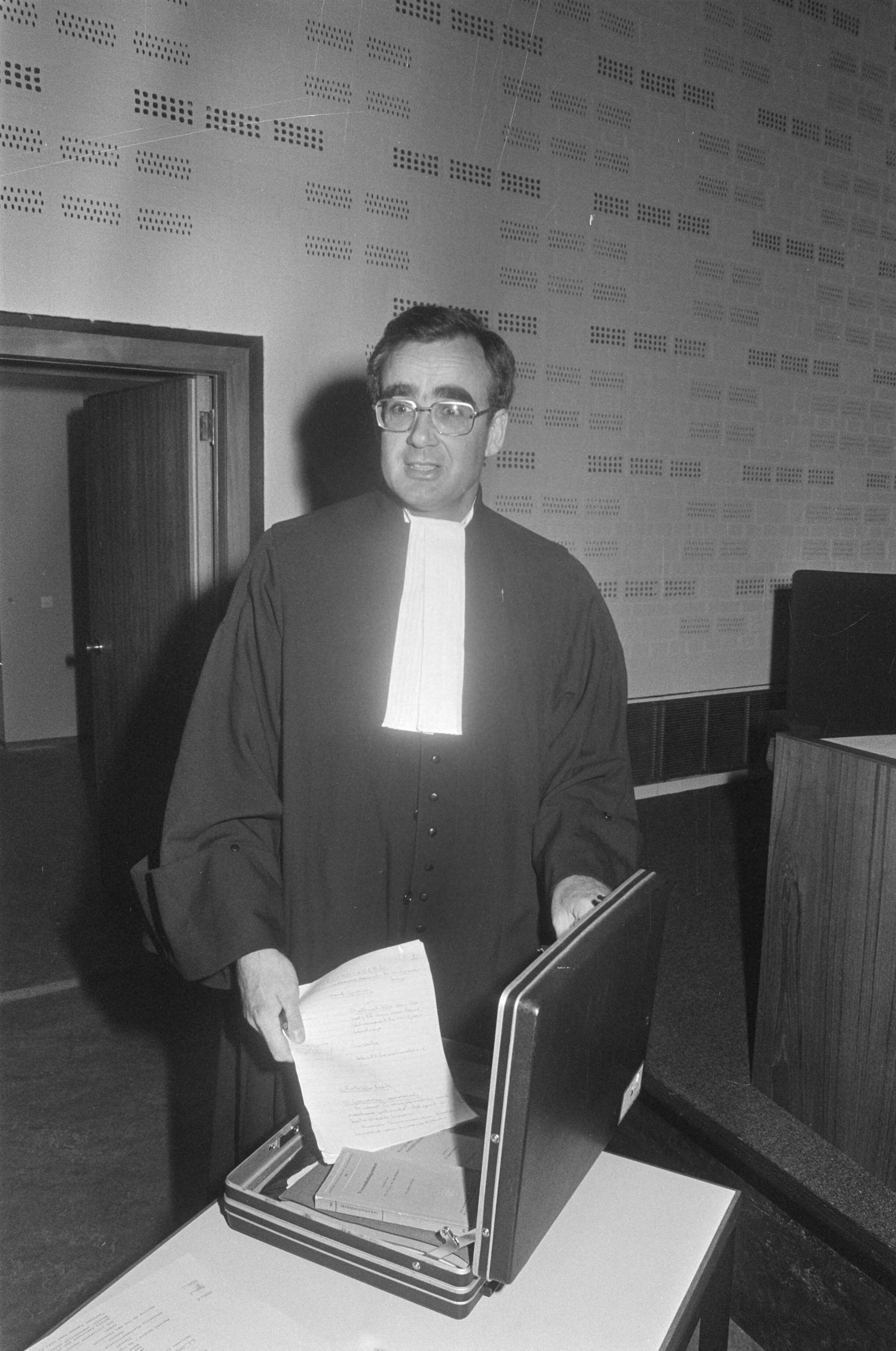 Fotocollectie Anefo — Kort geding Somohardjo tegen Staat in Den Haag ; advocaat voor de Staat, mr. Van der Does — Foto: Peters, Hans / Anefo. Licentie: Set B: Rechtenvrij / Publiek Domein. Bron: Nationaal Archief. http://hdl.handle.net/10648/ac773d28-d0b4-102d-bcf8-003048976d84