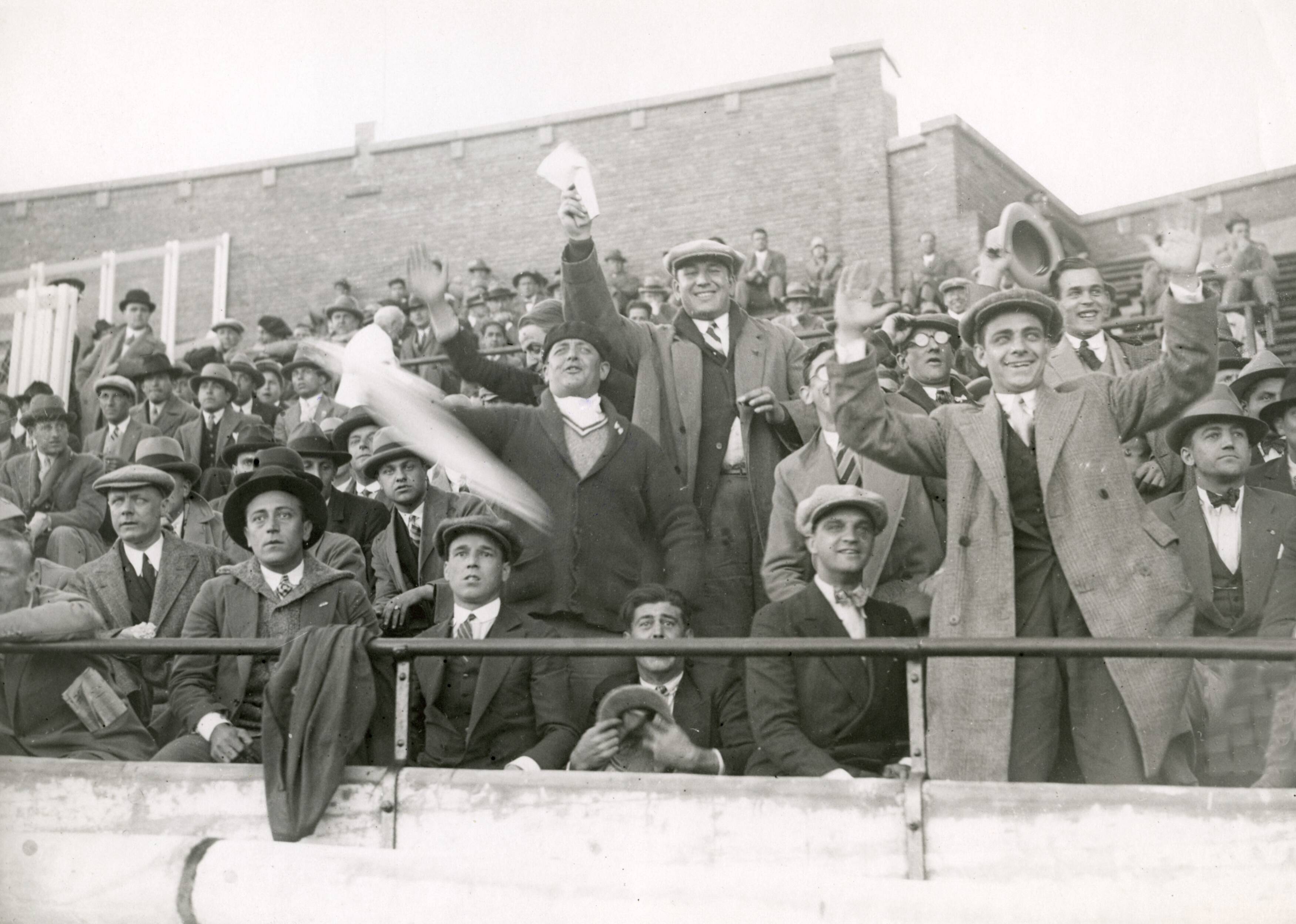 Sport — Sport. Olympische Spelen 1928 Amsterdam, Nederland : Toeschouwers op de tribune van het olympisch stadion. — Foto: Fotograaf Onbekend / Algemeen Fotobureau Amsterdam / Rechtenvrij (05589). Licentie: Set B: Rechtenvrij / Publiek Domein. Bron: Nationaal Archief. http://hdl.handle.net/10648/35429da7-09d1-a382-e063-6df0900a6686