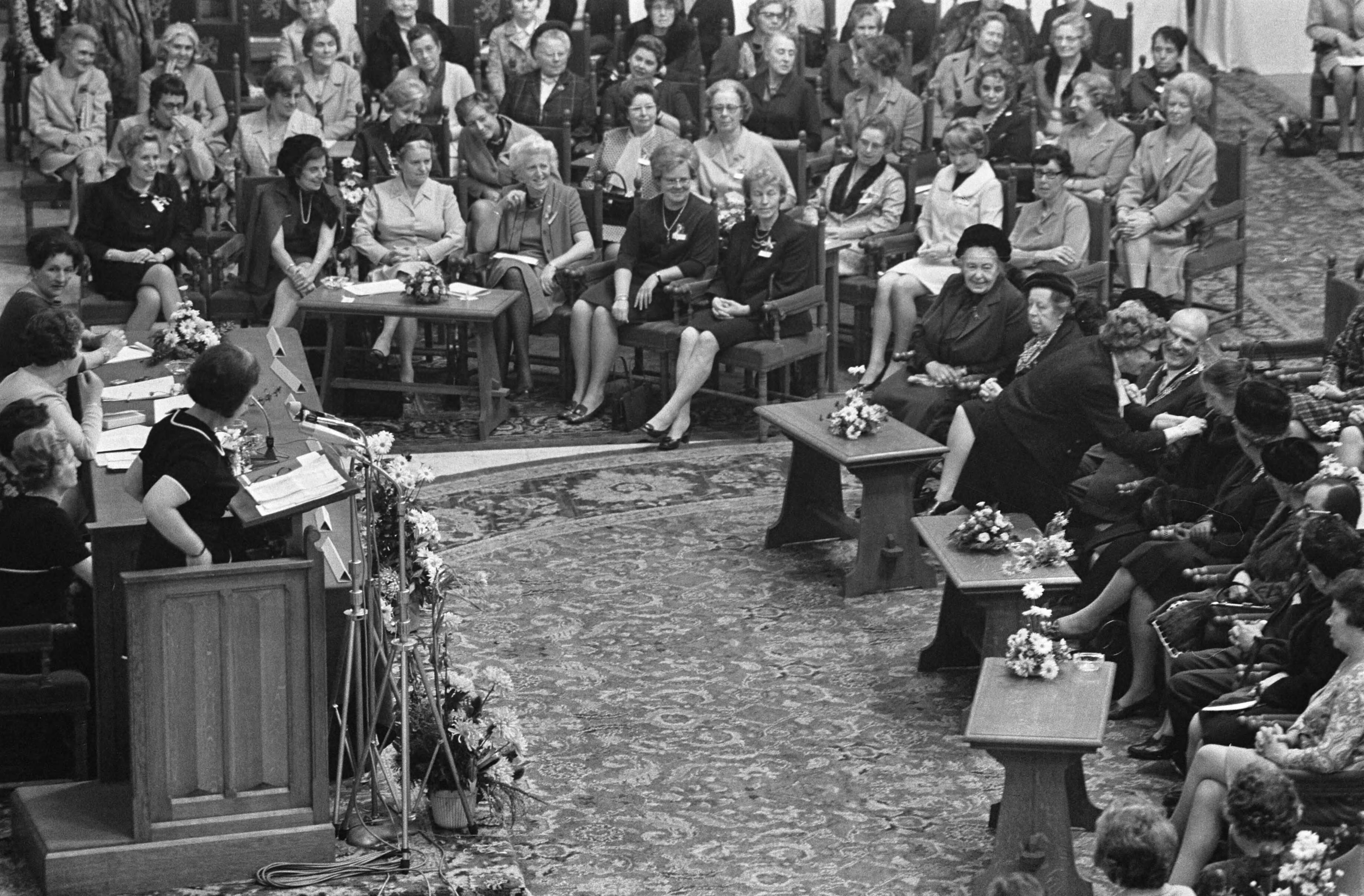 Fotocollectie Anefo — Koningin Juliana aanwezig bij Congres Nederlandse Vrouwen Comite in Ridderzaal Den Haag . Mevrouw Rood de Boer — Foto: Mieremet, Rob / Anefo. Licentie: Set B: Rechtenvrij / Publiek Domein. Bron: Nationaal Archief. http://hdl.handle.net/10648/ab8098c4-d0b4-102d-bcf8-003048976d84