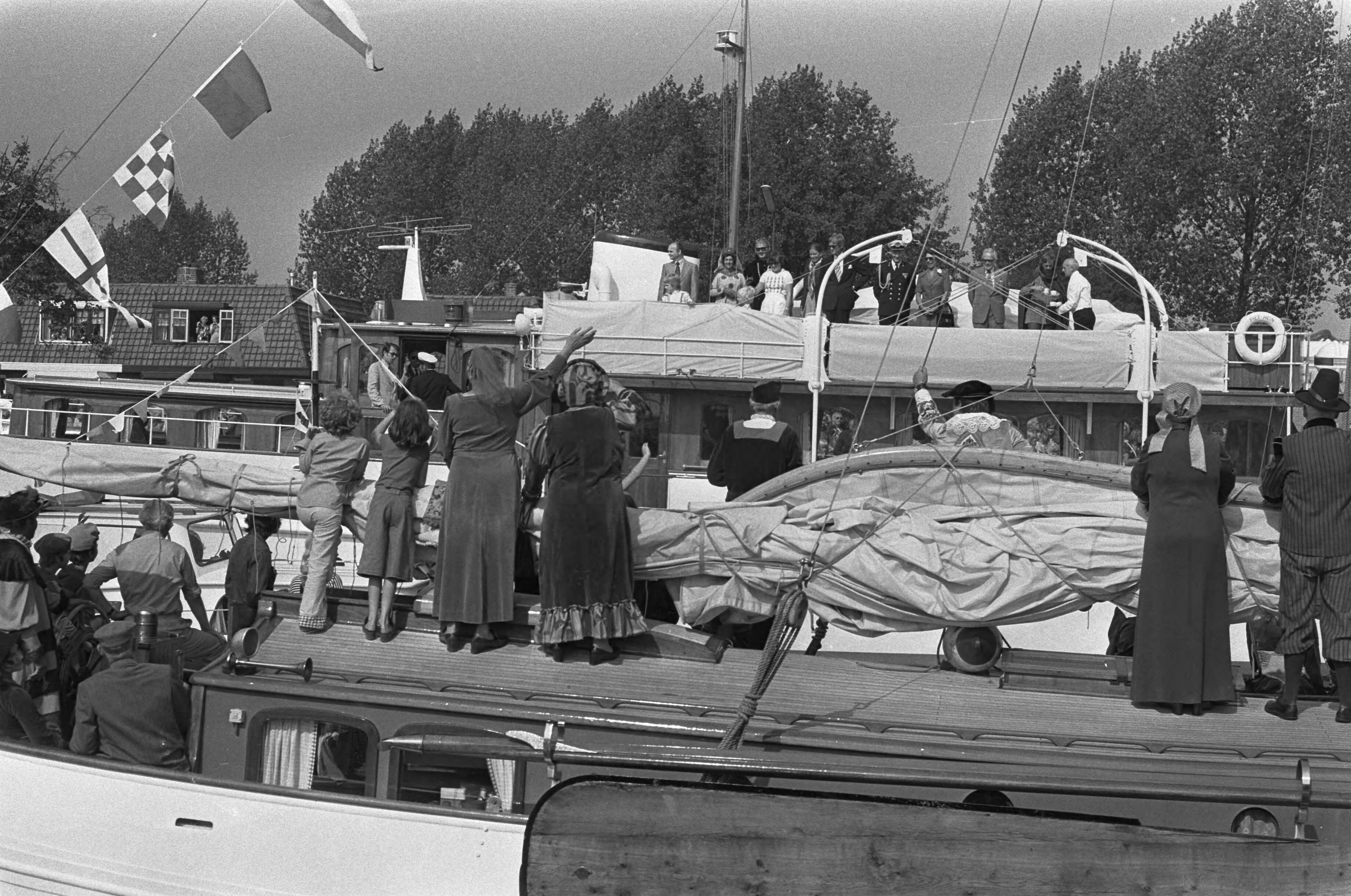 Fotocollectie Anefo — Prins Margriet en Pieter van Vollenhoven woonden in Nieuwegein de officiele opening bij van de viering "600 jaar Oude Sluis" — Foto: Peters, Hans / Anefo. Licentie: Set B: Rechtenvrij / Publiek Domein. Bron: Nationaal Archief. http://hdl.handle.net/10648/ac717406-d0b4-102d-bcf8-003048976d84