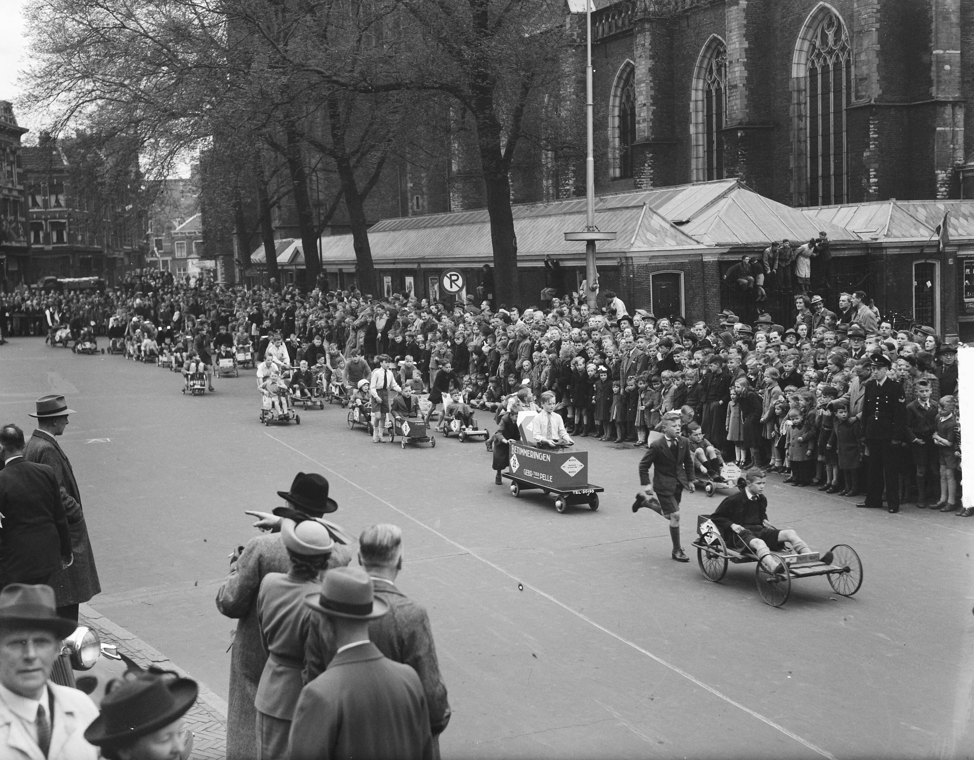 Zeepkistenraces in Haarlem — Foto: Oorschot, […] van / Anefo. — Licentie: Set B: Rechtenvrij / Publiek Domein. Bron: Nationaal Archief. http://hdl.handle.net/10648/a8d80648-d0b4-102d-bcf8-003048976d84