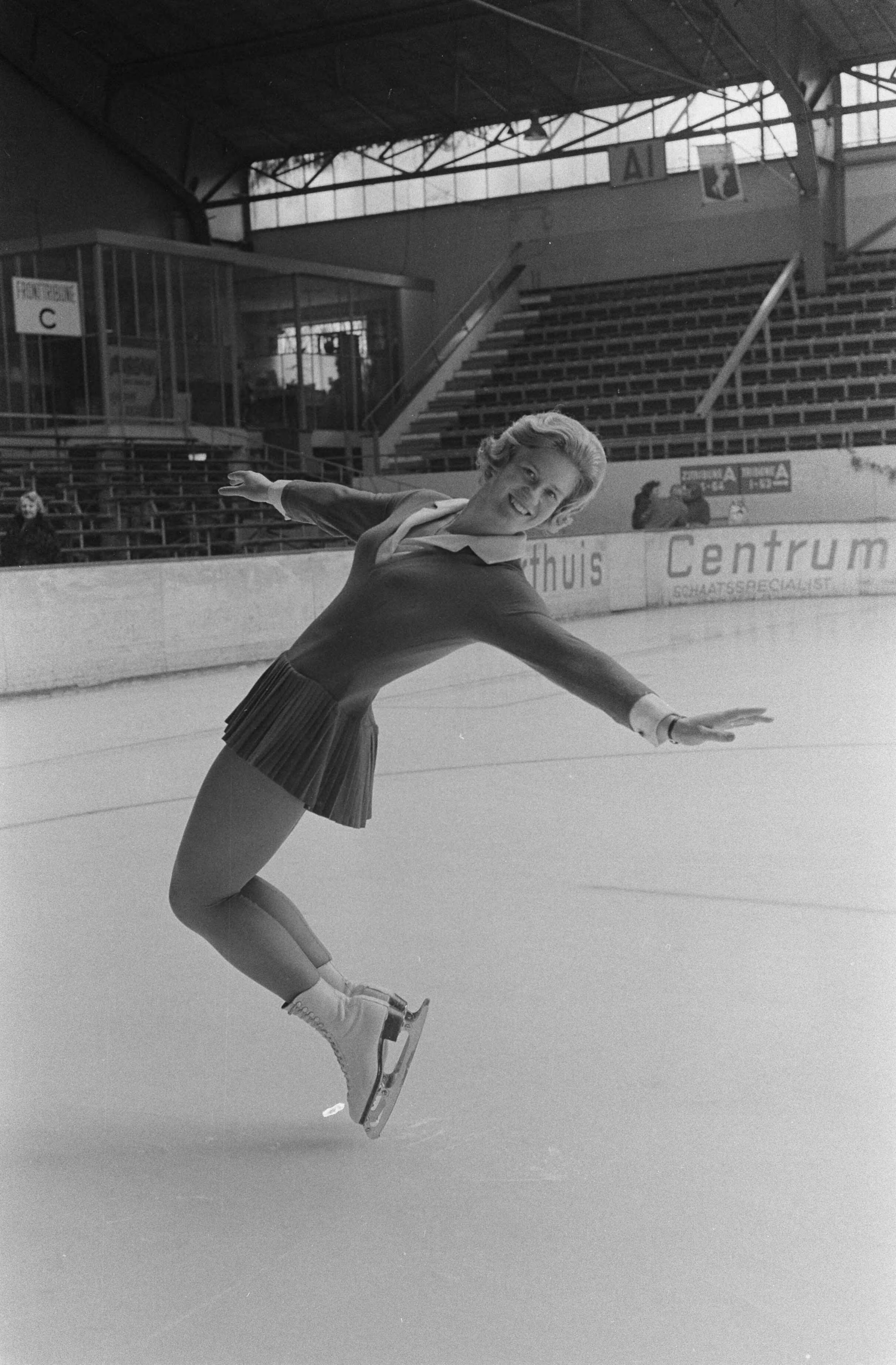Fotocollectie Anefo — Nederlandse kampioenschappen kunstrijden op de Hoky te Den Haag. Sjoukje Dijkstra — Foto: Pot, Harry / Anefo. Licentie: Set B: Rechtenvrij / Publiek Domein. Bron: Nationaal Archief. http://hdl.handle.net/10648/aa2ebfb4-d0b4-102d-bcf8-003048976d84