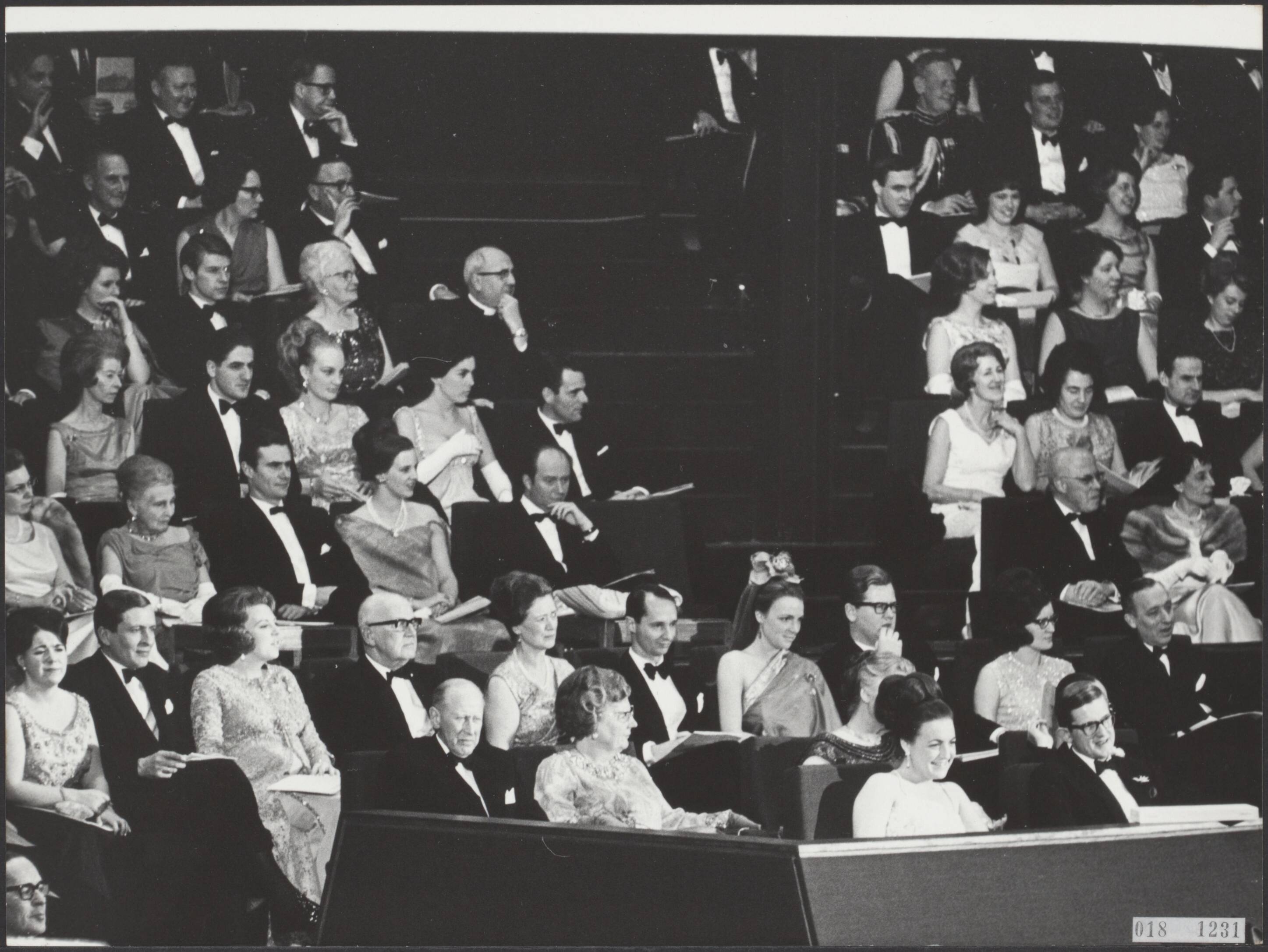 Fotocollectie Elsevier Binnenland — Feestelijke voorstelling in het Circusgebouw te Scheveningen voor de koninklijke gasten t.g.v. het huwelijk van prinses Margriet en mr. Pieter van Vollenhoven. Overzicht theaterzaal — Foto: Kroon, Ron / Anefo. Licentie: Set B: Rechtenvrij / Publiek Domein. Bron: Nationaal Archief. http://hdl.handle.net/10648/adc4aecc-d0b4-102d-bcf8-003048976d84