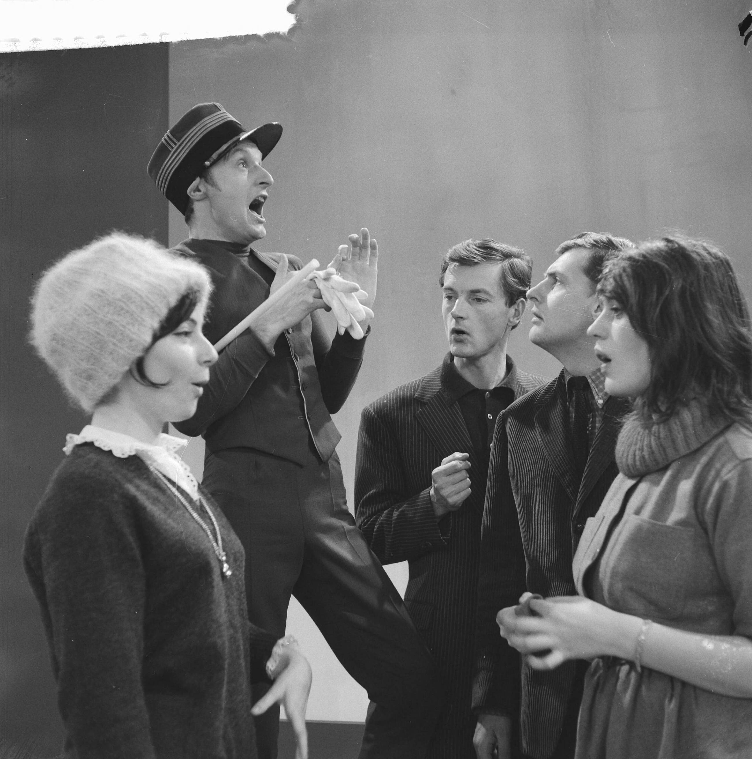 Fotocollectie Anefo — Televisiecabaretprogramma "Croissantje Half-om" (VARA). V.l.n.r Janine, Will Spoor, Doude van Herwijnen, Nico en Wilhelmine — Foto: Lindeboom, Henk / Anefo. Licentie: Set B: Rechtenvrij / Publiek Domein. Bron: Nationaal Archief. http://hdl.handle.net/10648/a9c3d8fc-d0b4-102d-bcf8-003048976d84