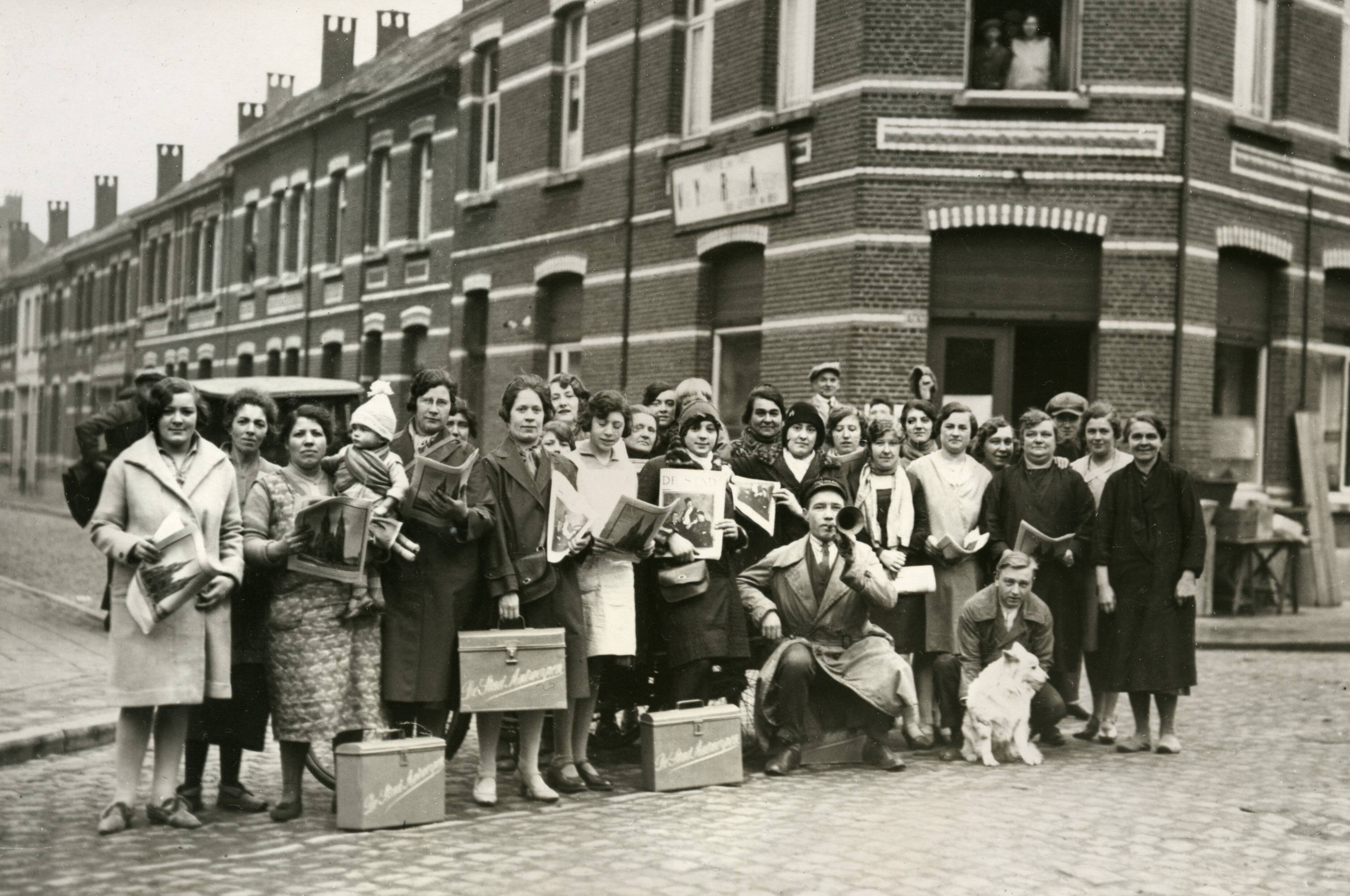Collectie nader te bepalen — [Groepsportret. Groep, voornamelijk bestaande uit vrouwen op een kruising in een stad (Antwerpen) — Foto: Fotograaf Onbekend / Fotobureau onbekend / Spaarnestad Photo (05887). Licentie: Set B: Rechtenvrij / Publiek Domein. Bron: Nationaal Archief. http://hdl.handle.net/10648/35429da6-3916-a382-e063-6df0900a6686