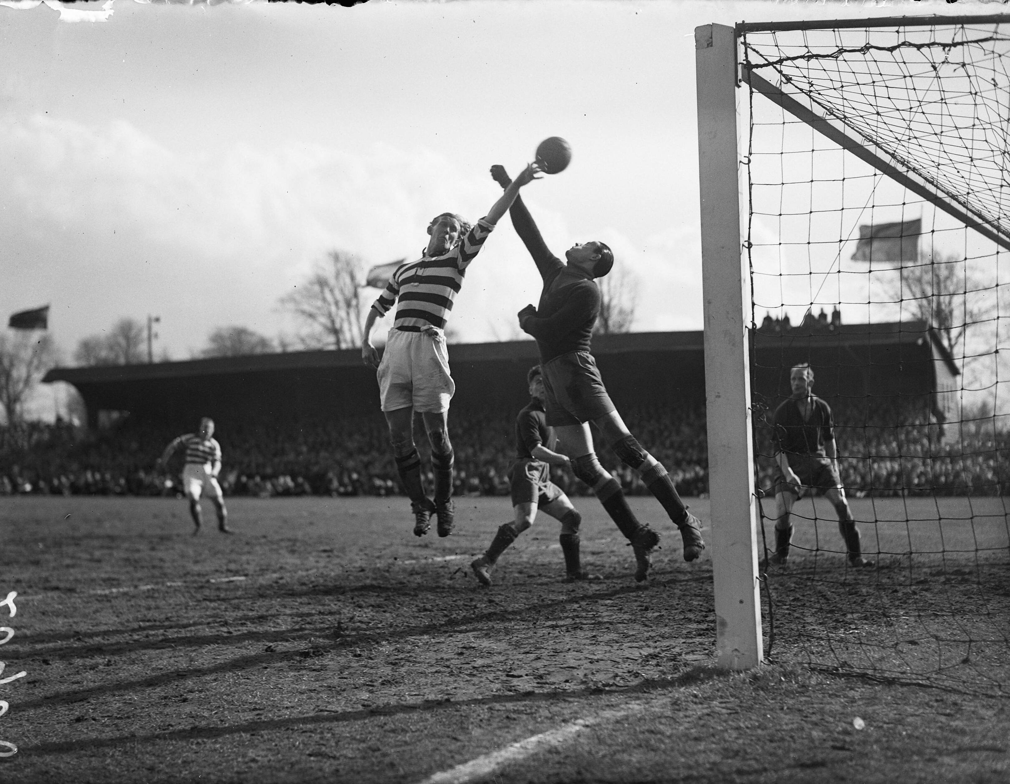 Fotocollectie Anefo — Voetbal. Haarlem tegen Blauw-Wit (3-1). Spelmoment — Foto: Noske, J.D. / Anefo. Licentie: Set B: Rechtenvrij / Publiek Domein. Bron: Nationaal Archief. http://hdl.handle.net/10648/a8a651f2-d0b4-102d-bcf8-003048976d84