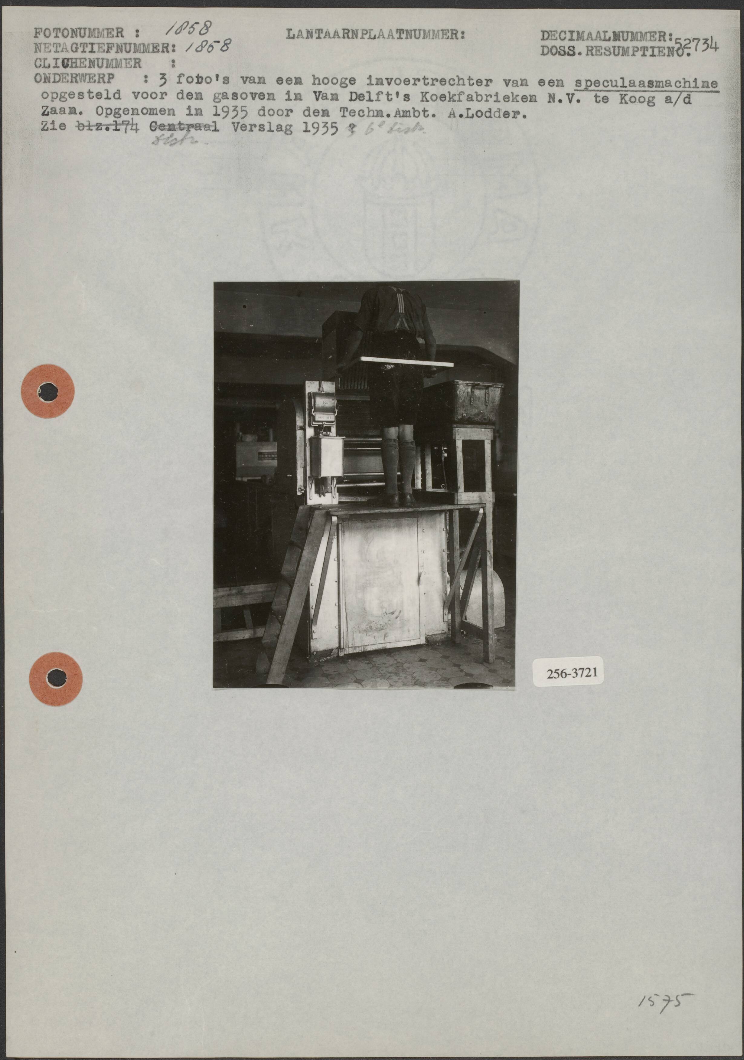 Fotocollectie Arbeidsinspectie — Foto 1: Hoge invoertrechter van een speculaasmachine opgesteld voor de gasoven in Van Delfts Koekfabrieken NV te Koog aan de Zaan — Foto: Lodder, Aart / Arbeidsinpectie. Licentie: Set B: Rechtenvrij / Publiek Domein. Bron: Nationaal Archief. http://hdl.handle.net/10648/b069e17e-d0b4-102d-bcf8-003048976d84
