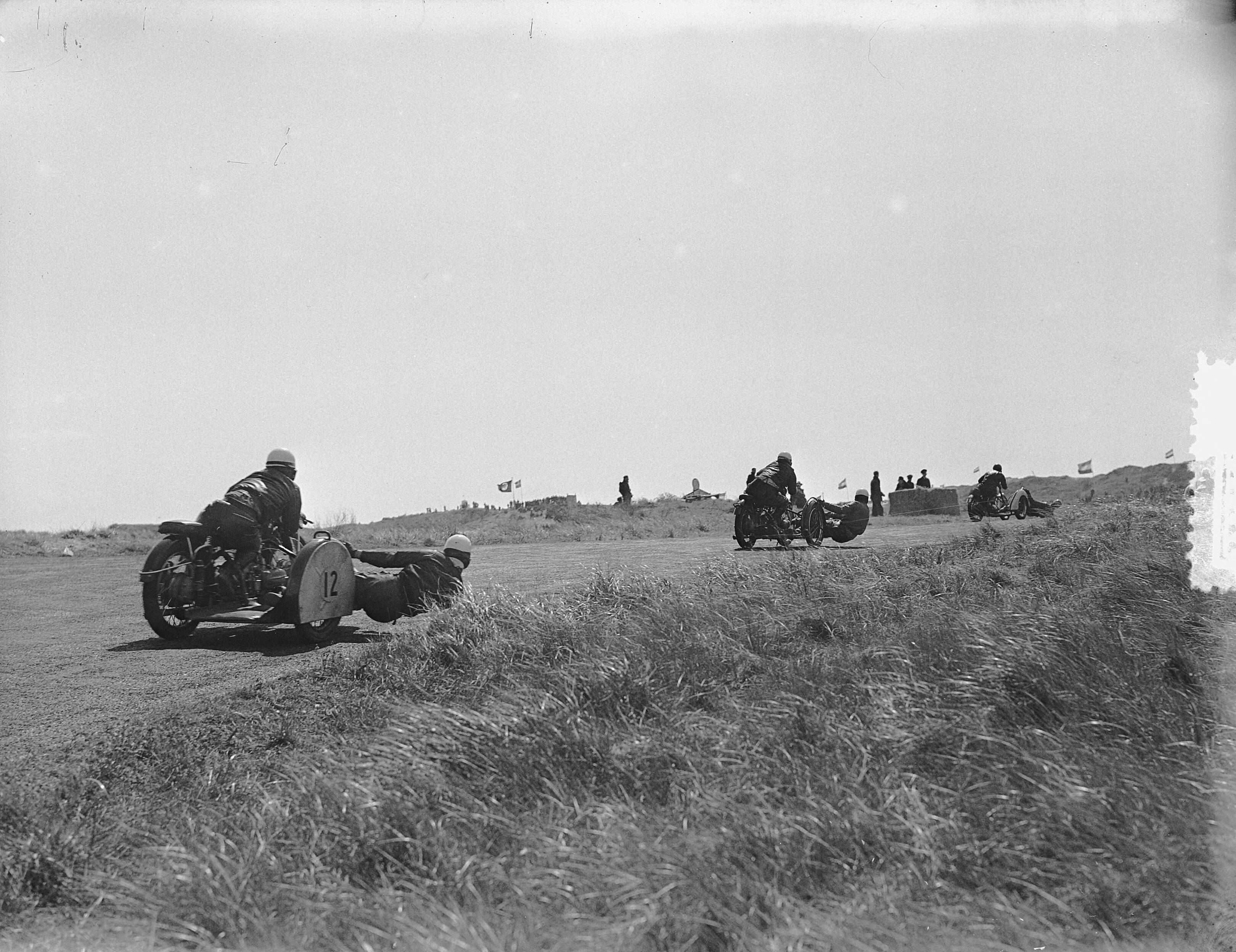 Fotocollectie Anefo — Motorraces Zandvoort. Zijspanklasse Fr. Vaassen (D) onderweg — Foto: Bilsen, Joop van / Anefo. Licentie: Set B: Rechtenvrij / Publiek Domein. Bron: Nationaal Archief. http://hdl.handle.net/10648/a90bc0c8-d0b4-102d-bcf8-003048976d84