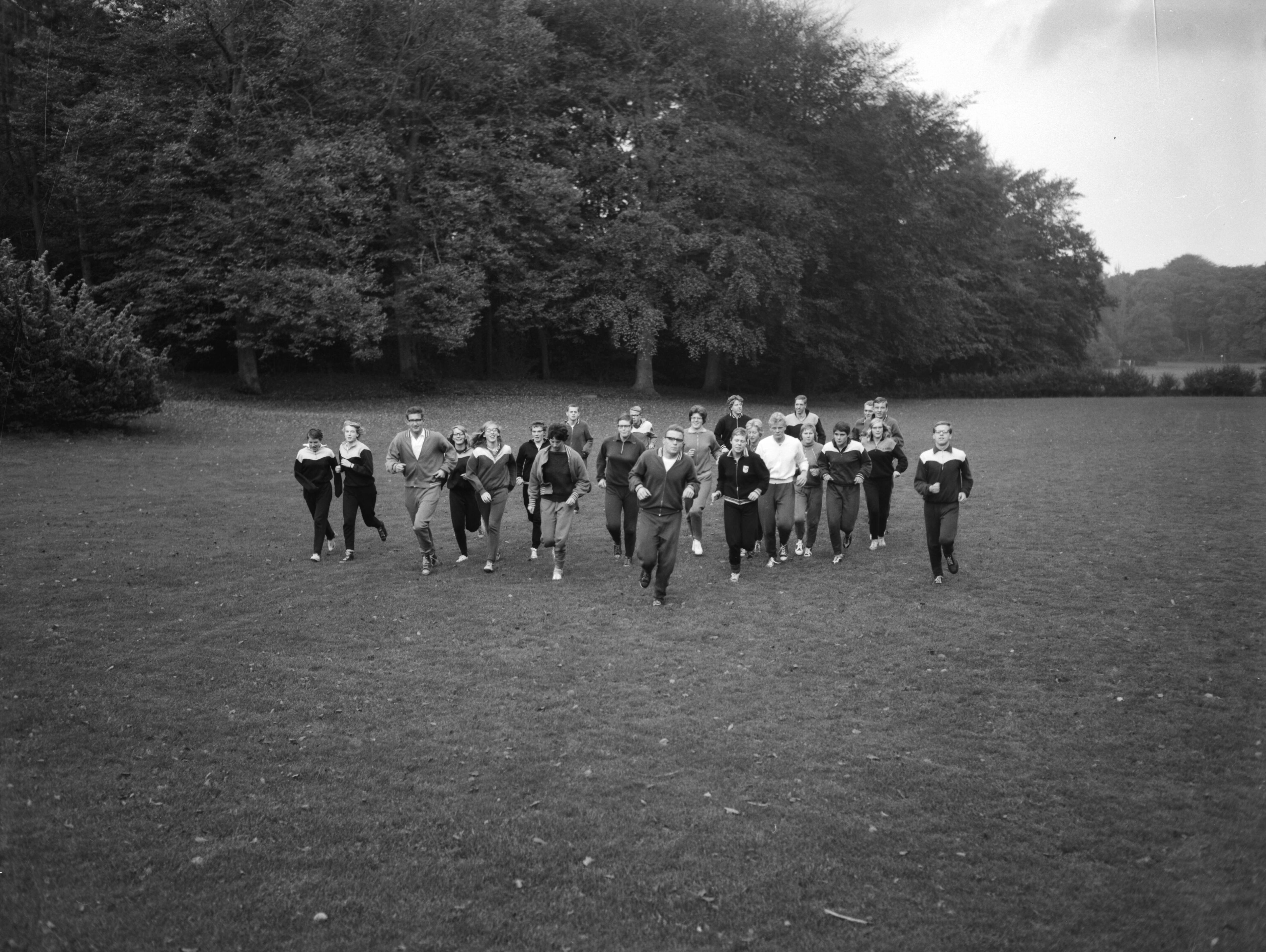 Fotocollectie Anefo — Conditietraining op CIOS te Overveen voor de Nederlandse zwemsters en zwemmer begonnen — Foto: Bilsen, Joop van / Anefo. Licentie: Set B: Rechtenvrij / Publiek Domein. Bron: Nationaal Archief. http://hdl.handle.net/10648/aa1b4268-d0b4-102d-bcf8-003048976d84
