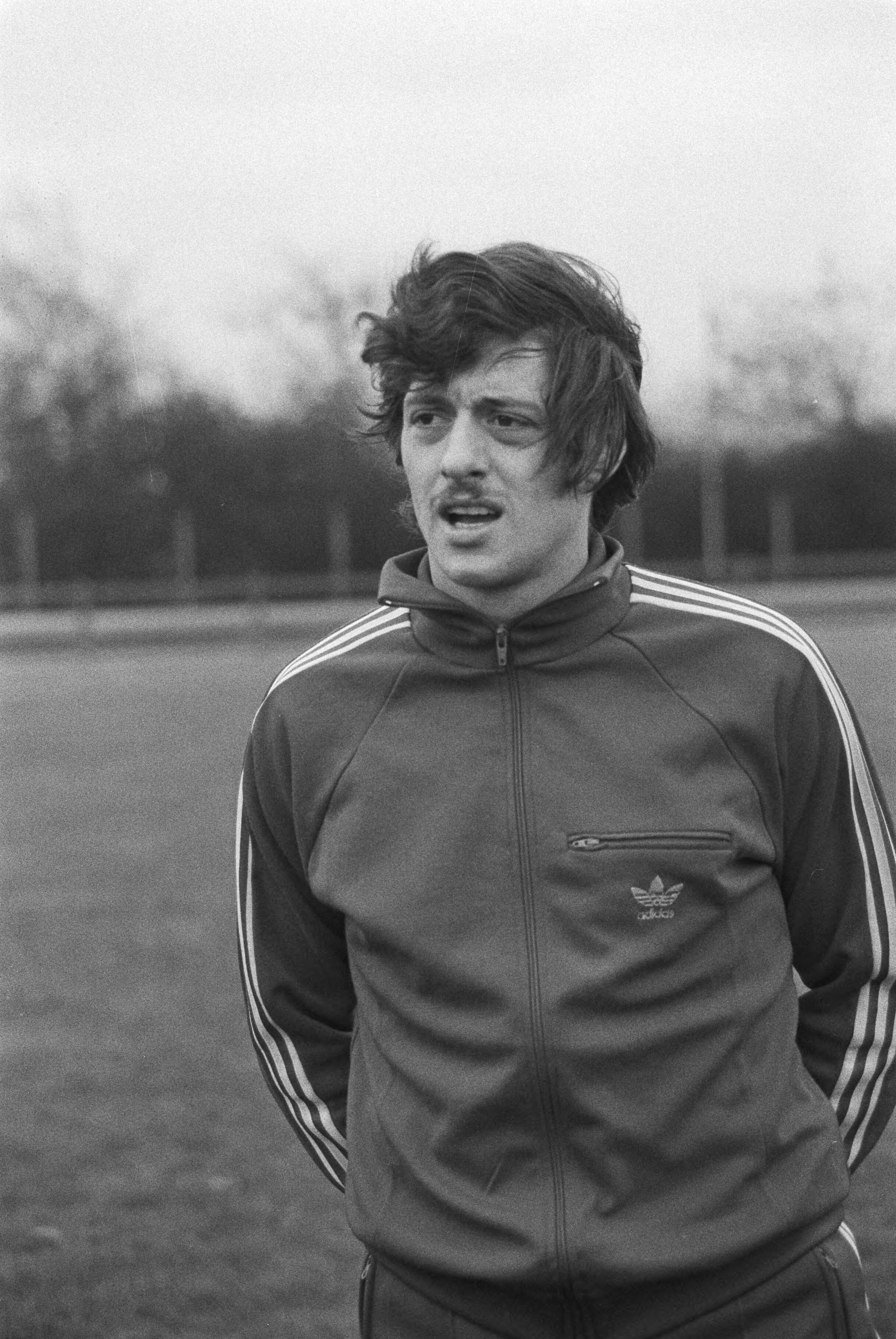 Fotocollectie Anefo — Training Belgisch nationale voetbalelftal in Mechelen voor de wedstrijd woensdag tegen Nederland (voorronde WK). Albert Cluytens — Foto: Dijk, Hans van / Anefo. Licentie: Set B: Rechtenvrij / Publiek Domein. Bron: Nationaal Archief. http://hdl.handle.net/10648/acedd514-d0b4-102d-bcf8-003048976d84