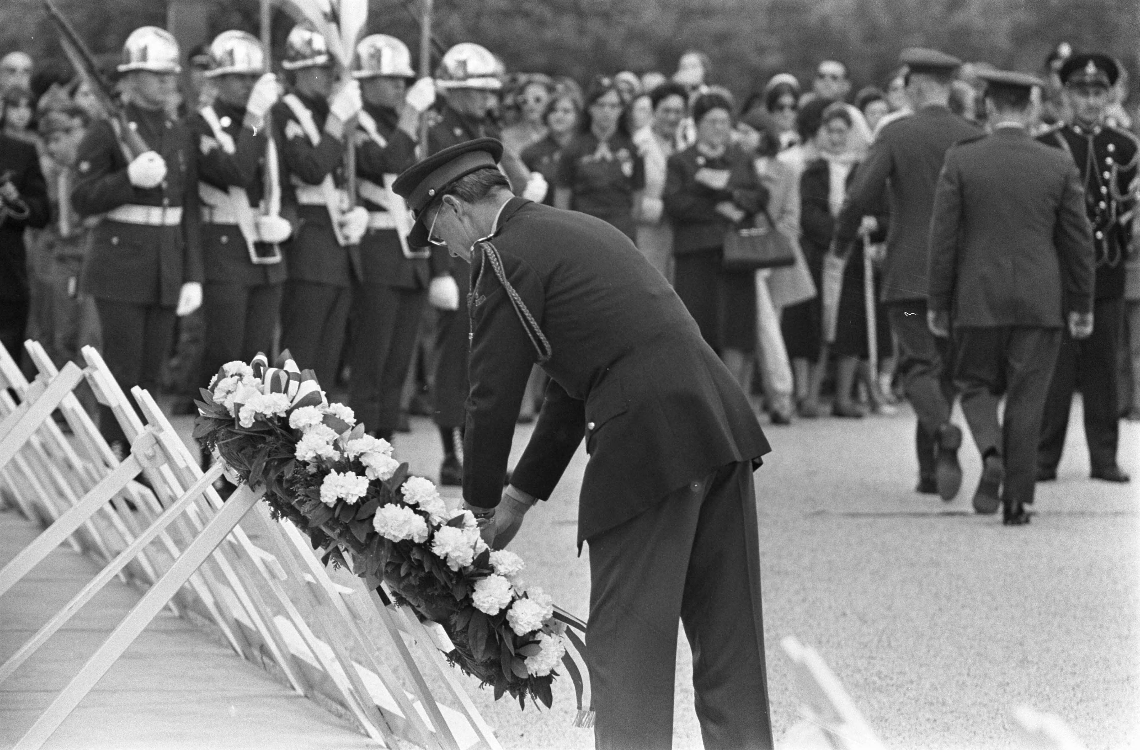 Fotocollectie Anefo — Memorial Day op Margratens erebegraafplaats Zijne Koninklijke Hoogheid Prins Bernhard legt krans — Foto: Koch, Eric / Anefo. Licentie: Set B: Rechtenvrij / Publiek Domein. Bron: Nationaal Archief. http://hdl.handle.net/10648/ab6c077e-d0b4-102d-bcf8-003048976d84