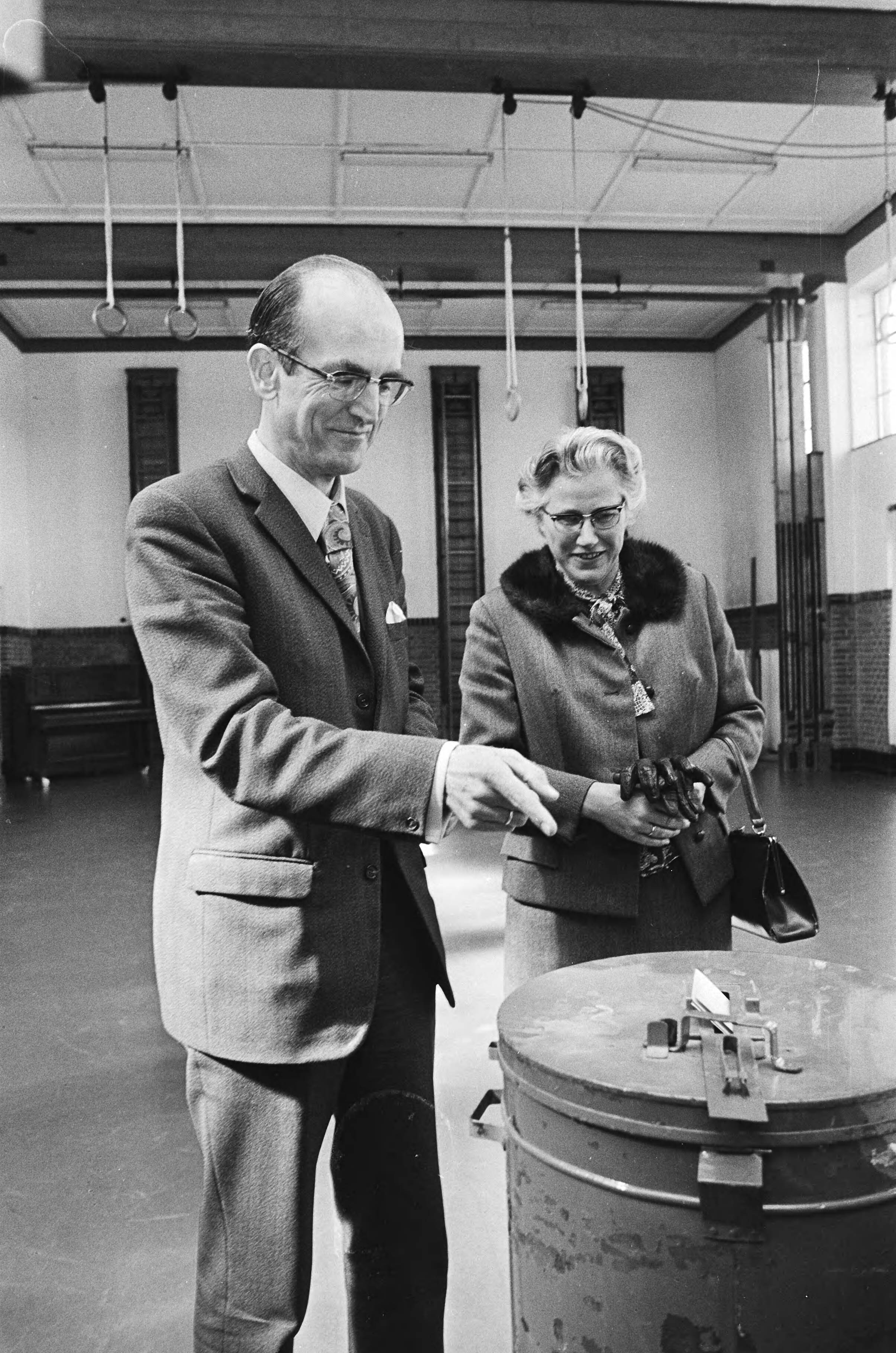 Fotocollectie Anefo — Drees jr. en zijn echtgenote stemmen in Den Haag — Foto: Verhoeff, Bert / Anefo. Licentie: Set B: Rechtenvrij / Publiek Domein. Bron: Nationaal Archief. http://hdl.handle.net/10648/abbd2050-d0b4-102d-bcf8-003048976d84
