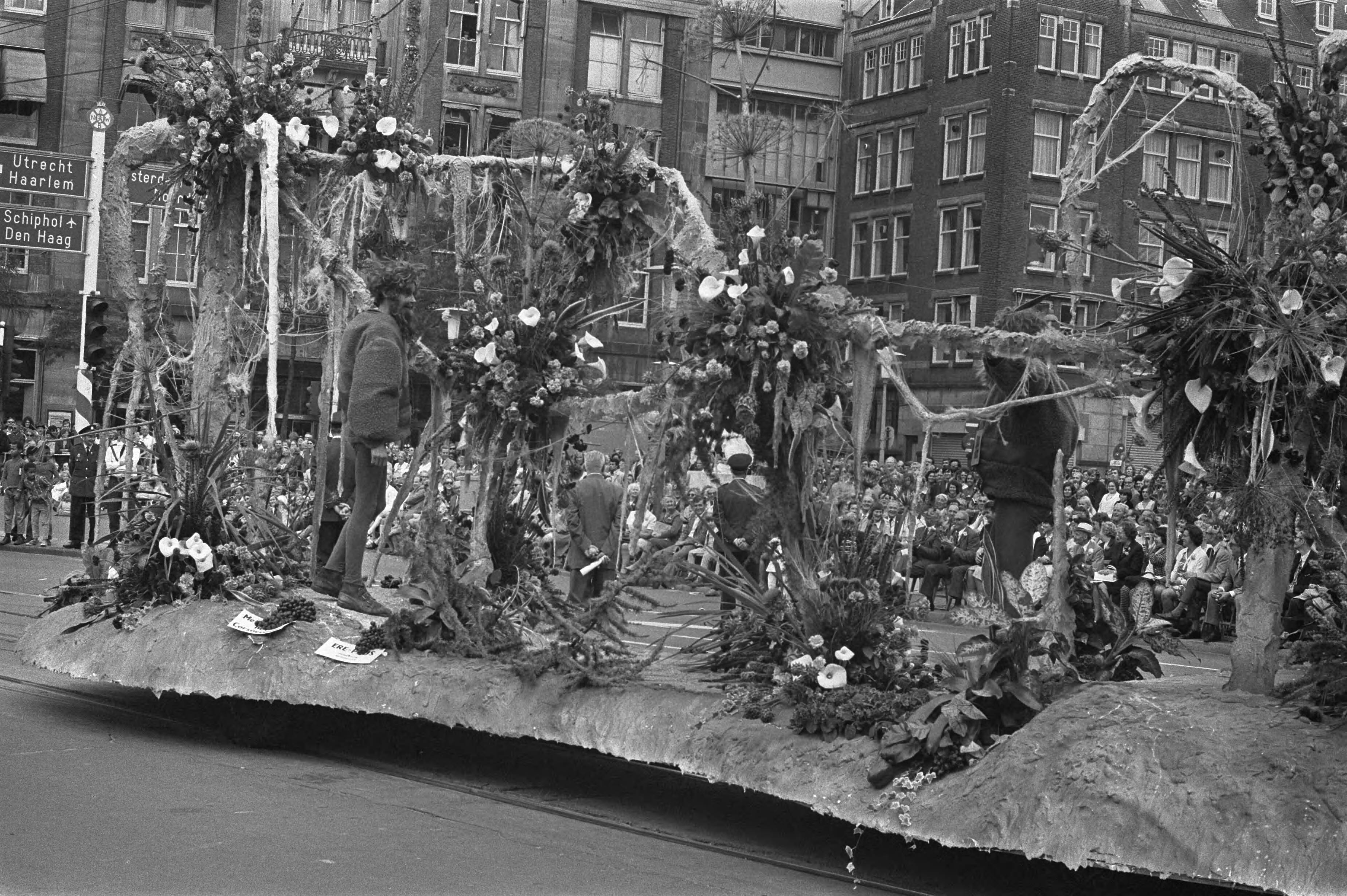 Fotocollectie Anefo — Aalsmeer Bloemencorso, Amsterdam — Foto: Punt, W. / Anefo. Licentie: Set B: Rechtenvrij / Publiek Domein. Bron: Nationaal Archief. http://hdl.handle.net/10648/abcd5f24-d0b4-102d-bcf8-003048976d84