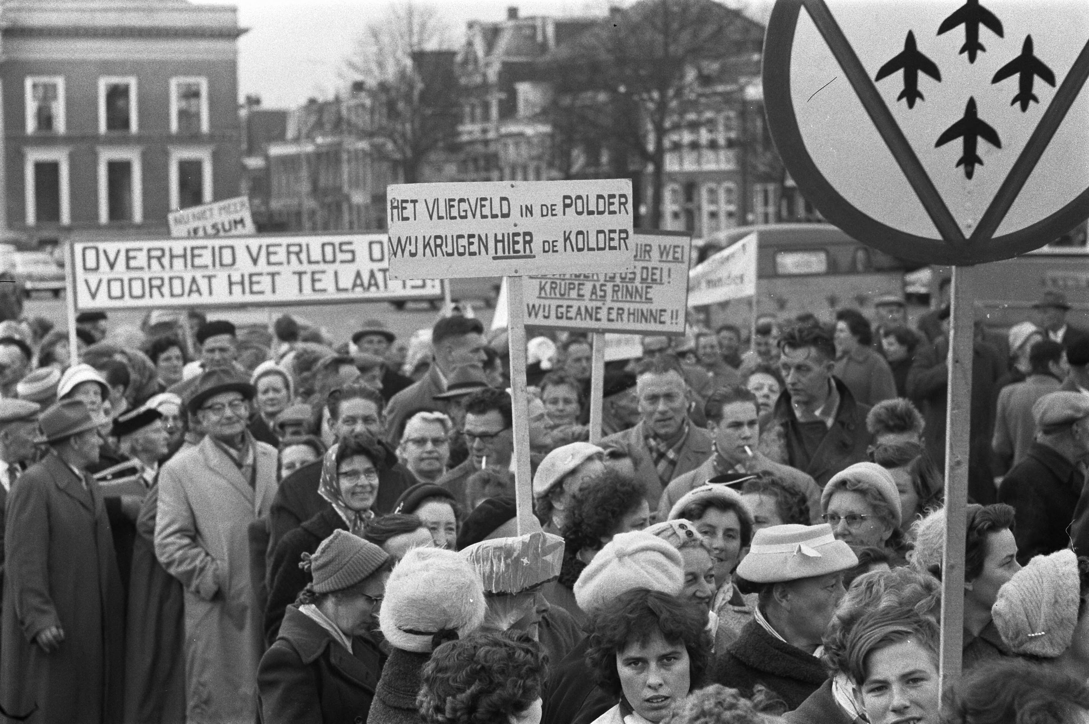 Fotocollectie Anefo — Protestdemonstratie tegen uitbreiding basis Leeuwarden. Protesterende bevolking voor het provinciehuis — Foto: Pot, Harry / Anefo. Licentie: Set B: Rechtenvrij / Publiek Domein. Bron: Nationaal Archief. http://hdl.handle.net/10648/a9be054e-d0b4-102d-bcf8-003048976d84