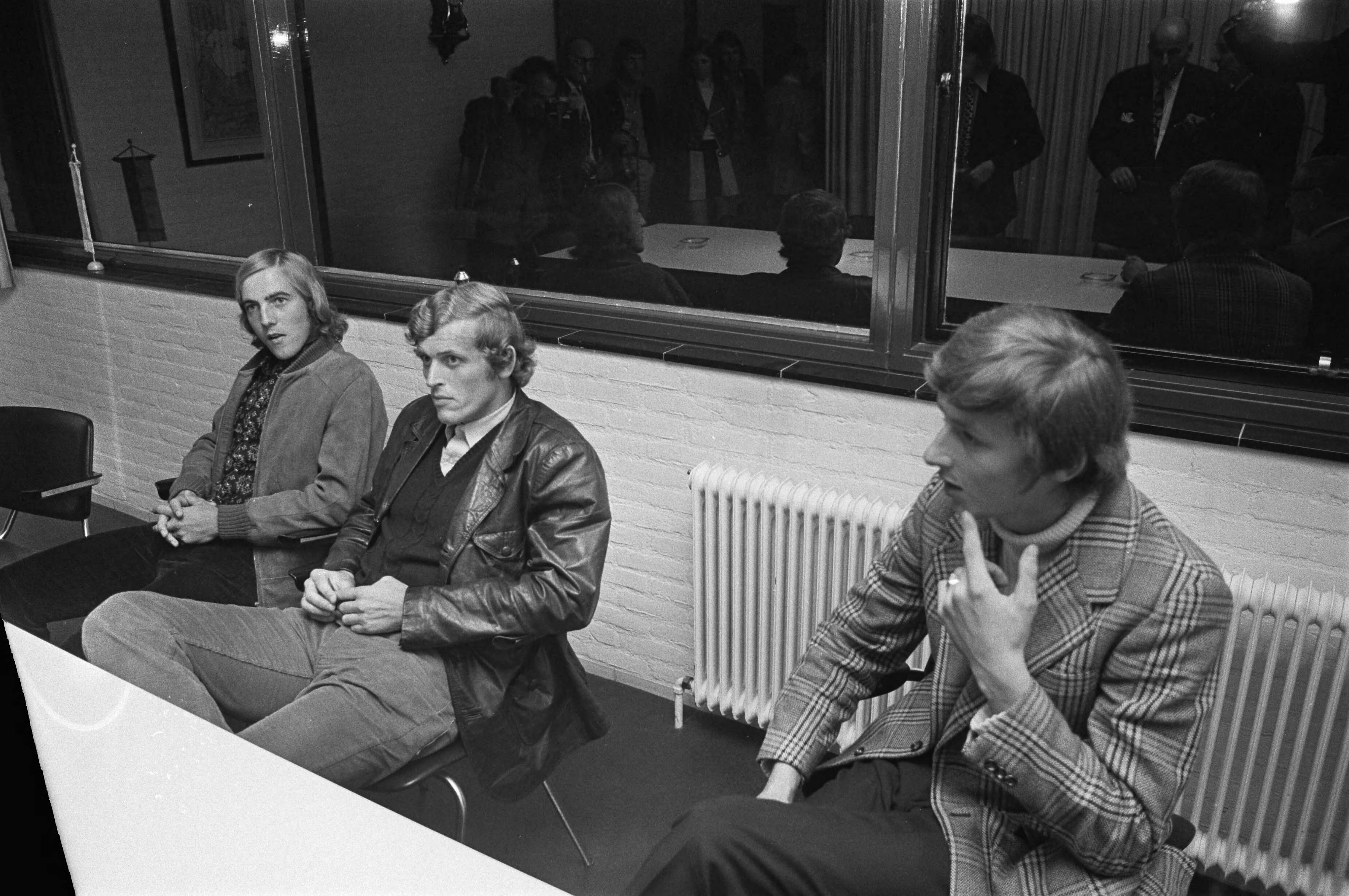 Fotocollectie Anefo — Johan Neeskens (Ajax), Piet Keizer (Ajax), en Hugo Hovenkamp (Groningen) voor tuchtcommissie KNVB te Zeist — Foto: Verhoeff, Bert / Anefo. Licentie: Set B: Rechtenvrij / Publiek Domein. Bron: Nationaal Archief. http://hdl.handle.net/10648/abcf1b34-d0b4-102d-bcf8-003048976d84
