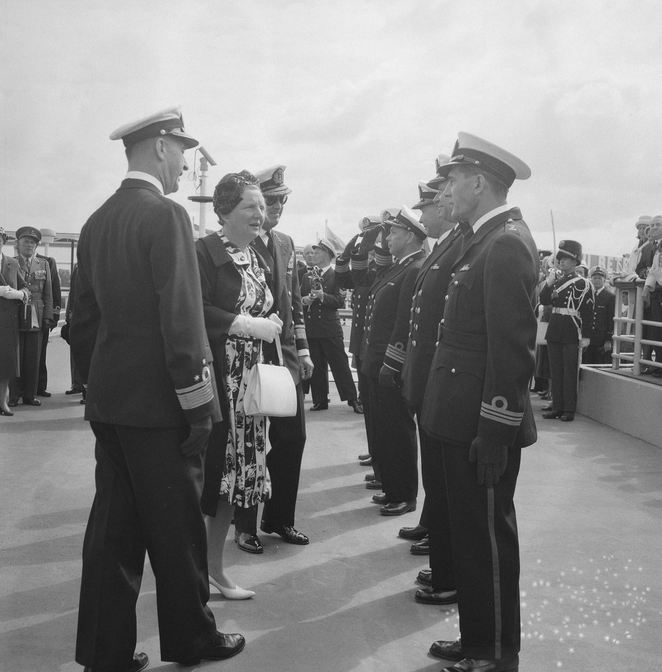 Fotocollectie Anefo — Vlootschouw Scheveningen. Voorstellen van officieren aan koningin Juliana en prins Bernhard — Foto: Lindeboom, Henk / Anefo. Licentie: Set B: Rechtenvrij / Publiek Domein. Bron: Nationaal Archief. http://hdl.handle.net/10648/a9dbc8fe-d0b4-102d-bcf8-003048976d84