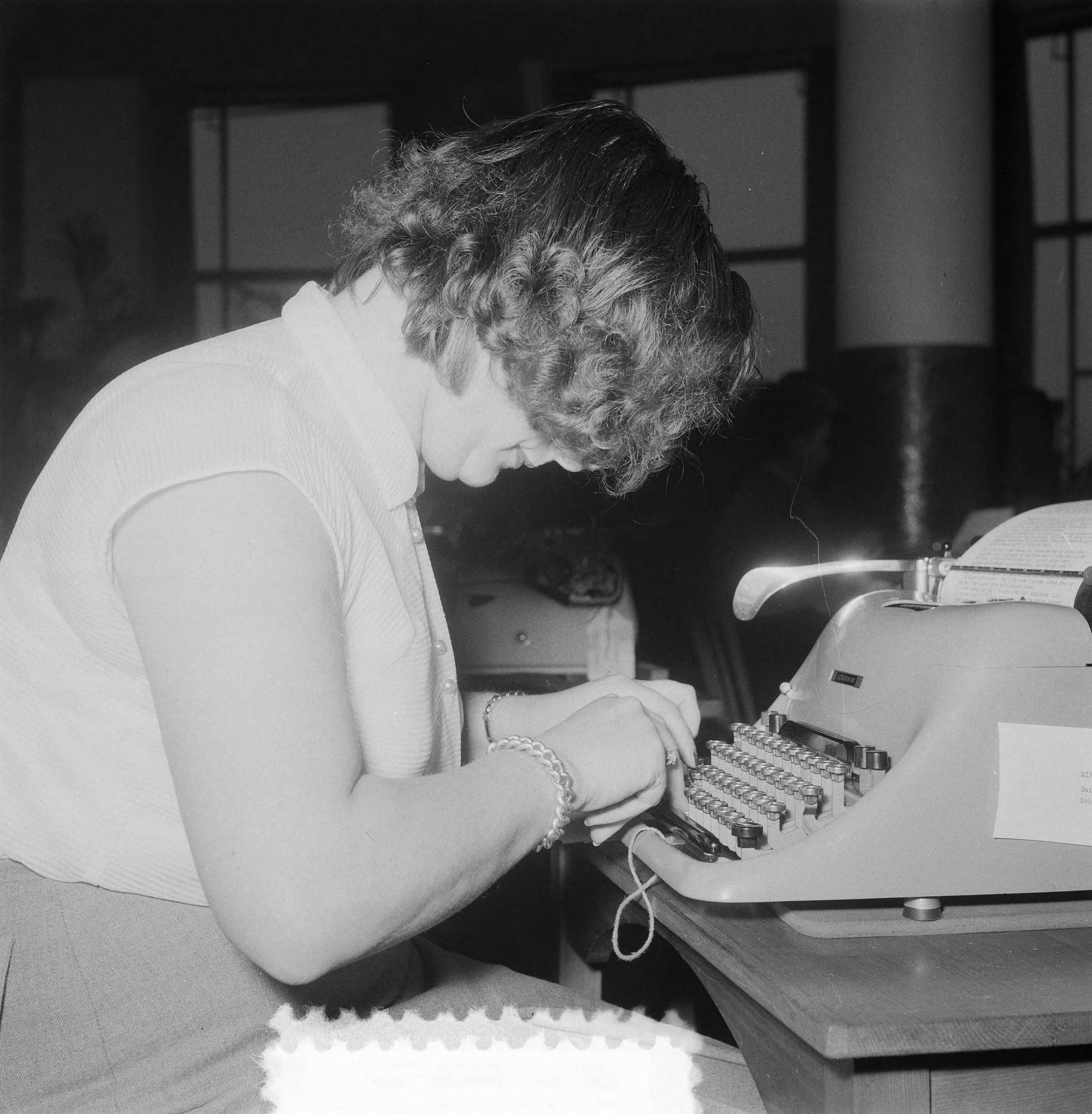 Fotocollectie Anefo — Nationaal Kampioenschap Machineschrijven in de Houtrusthallen te Den Haag. Deelnemende typiste — Foto: Fotograaf Onbekend / Anefo. Licentie: Set B: Rechtenvrij / Publiek Domein. Bron: Nationaal Archief. http://hdl.handle.net/10648/a9138d12-d0b4-102d-bcf8-003048976d84