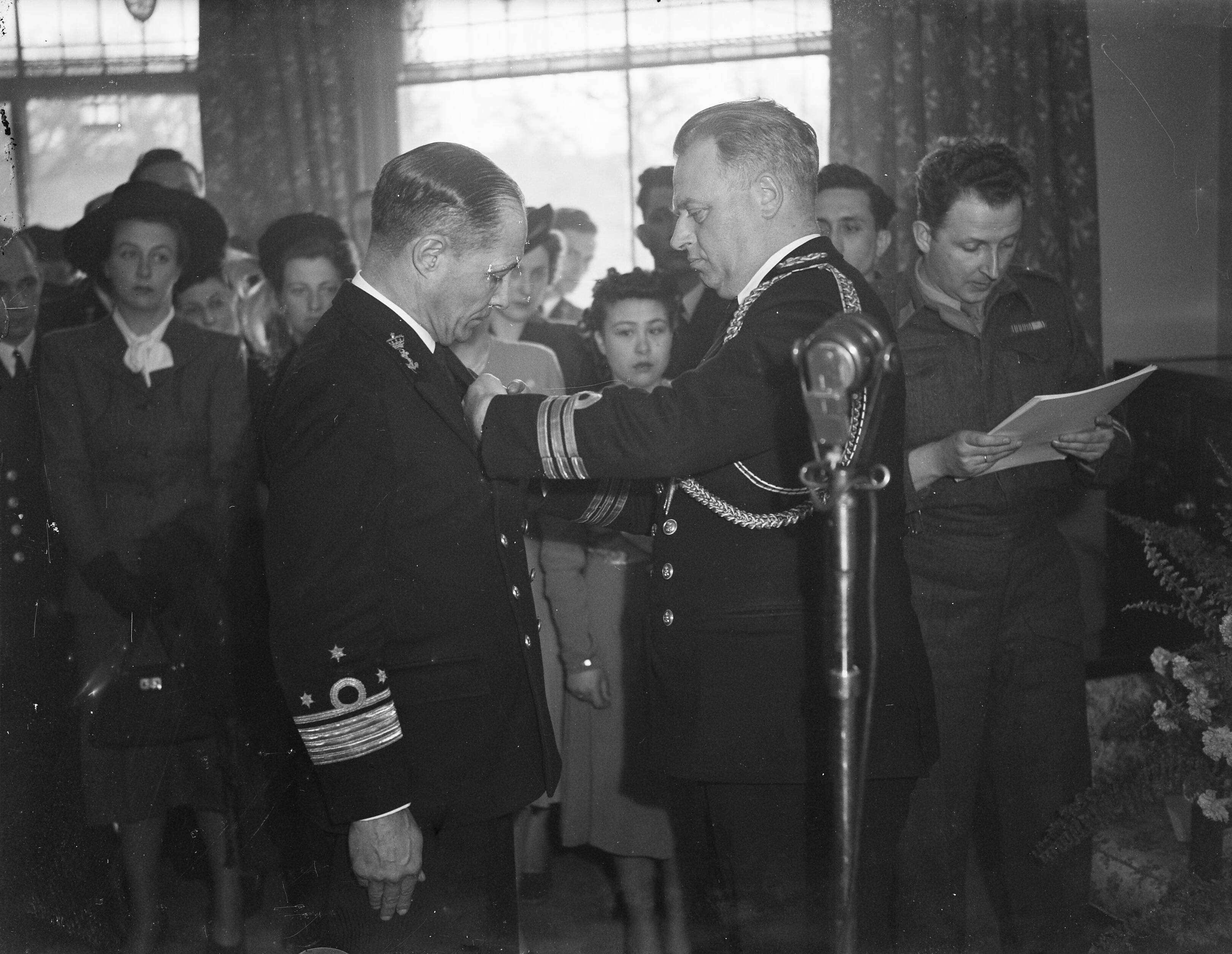 Fotocollectie Anefo — Decoraties uitgereikt in de Belgische ambassade te Den Haag — Foto: Noske, J.D. / Anefo. Licentie: Set B: Rechtenvrij / Publiek Domein. Bron: Nationaal Archief. http://hdl.handle.net/10648/a8b3c22e-d0b4-102d-bcf8-003048976d84