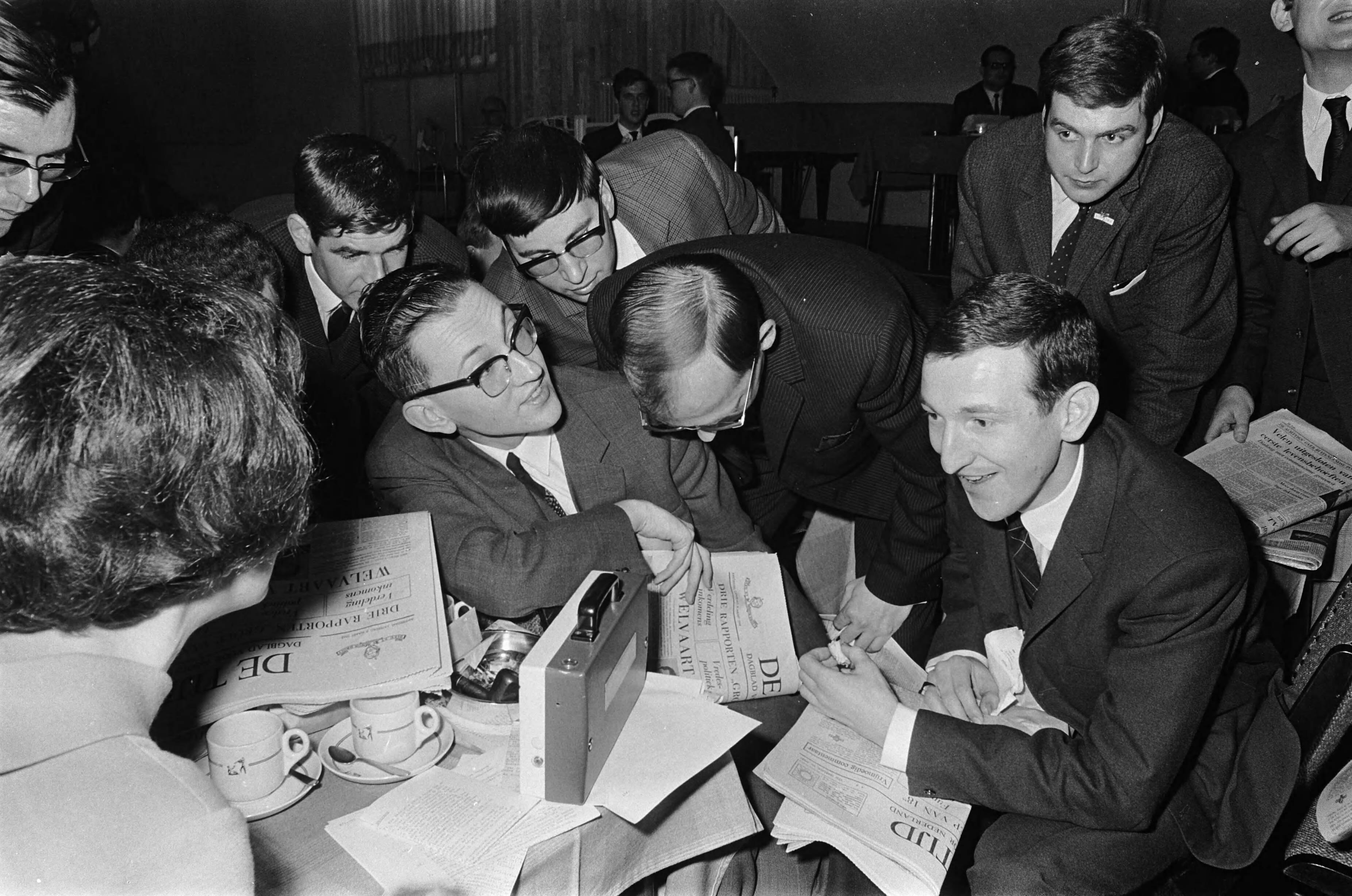 Fotocollectie Anefo — KVP-jongeren in Utrecht bijeen. Voorzitter en radicaal Van Dongen luistert naar bandopname — Foto: Nijs, Jac. de / Anefo. Licentie: Set B: Rechtenvrij / Publiek Domein. Bron: Nationaal Archief. http://hdl.handle.net/10648/ab3902f2-d0b4-102d-bcf8-003048976d84