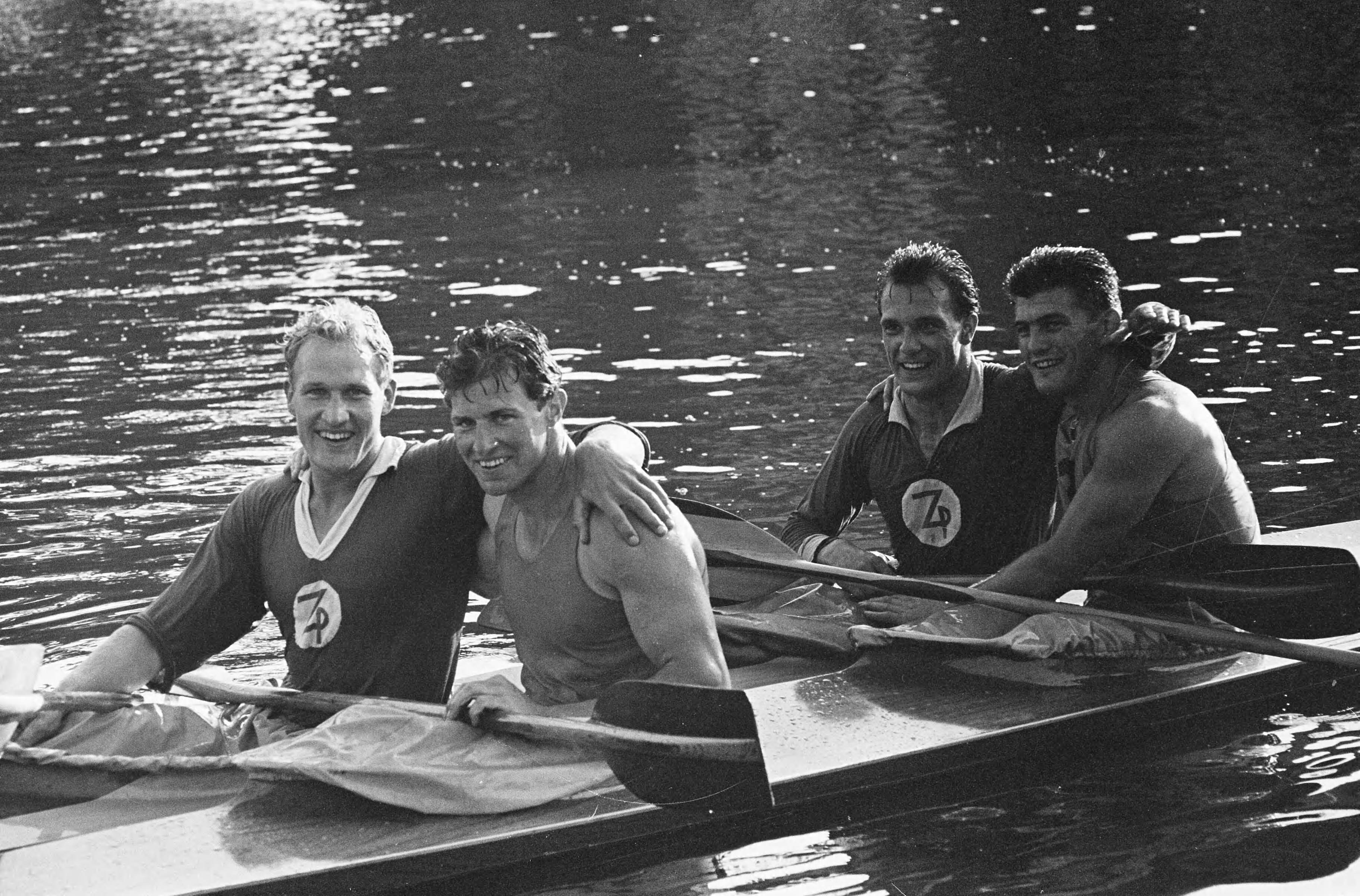 Fotocollectie Anefo — Nationale kanokampioenschappen te Haarlem. Na de finish K2 senioren heren 10.000 meter heren. Leeuwerink en Beunder (1e, links) en Legrand en Weyzen (2e rechts) — Foto: Koch, Eric / Anefo. Licentie: Set B: Rechtenvrij / Publiek Domein. Bron: Nationaal Archief. http://hdl.handle.net/10648/aa0fac78-d0b4-102d-bcf8-003048976d84