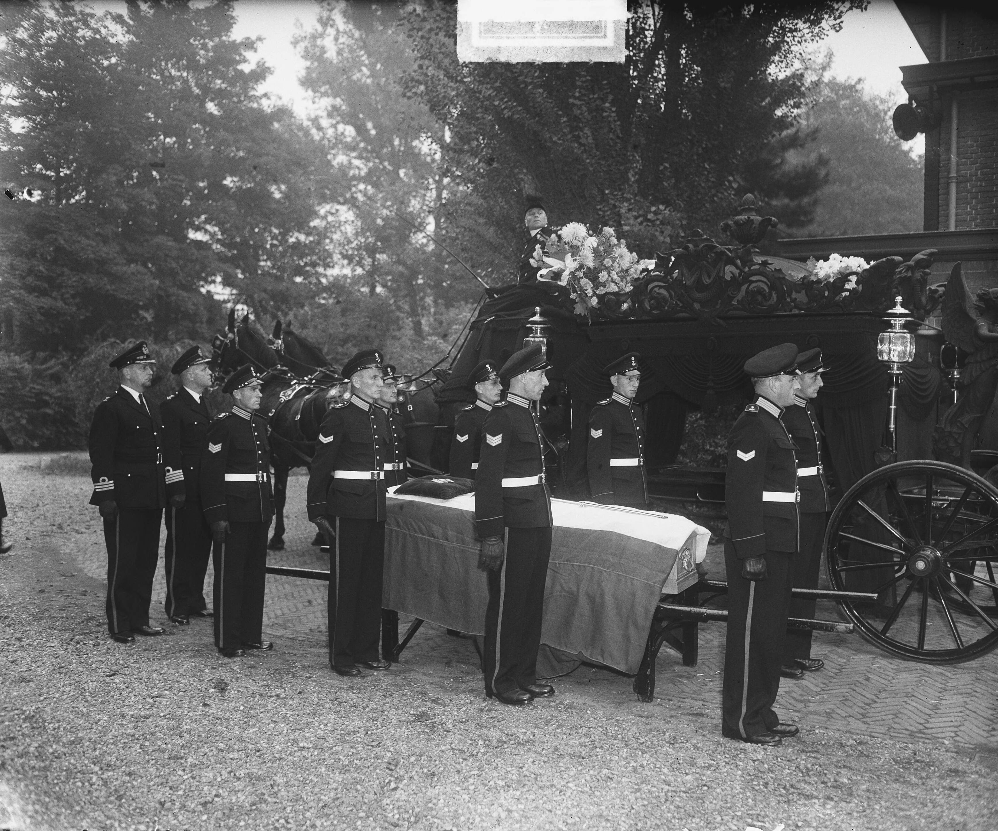 Begrafenis kolonel Strijns in Den Haag (oorsrpronkelijke titel) — Begrafenis van kolonel der Mariniers V.F.M. IJssel de Schepper te Den Haag — Foto: Merk, Ben / Anefo. Licentie: Set B: Rechtenvrij / Publiek Domein. Bron: Nationaal Archief. http://hdl.handle.net/10648/a8cfb240-d0b4-102d-bcf8-003048976d84