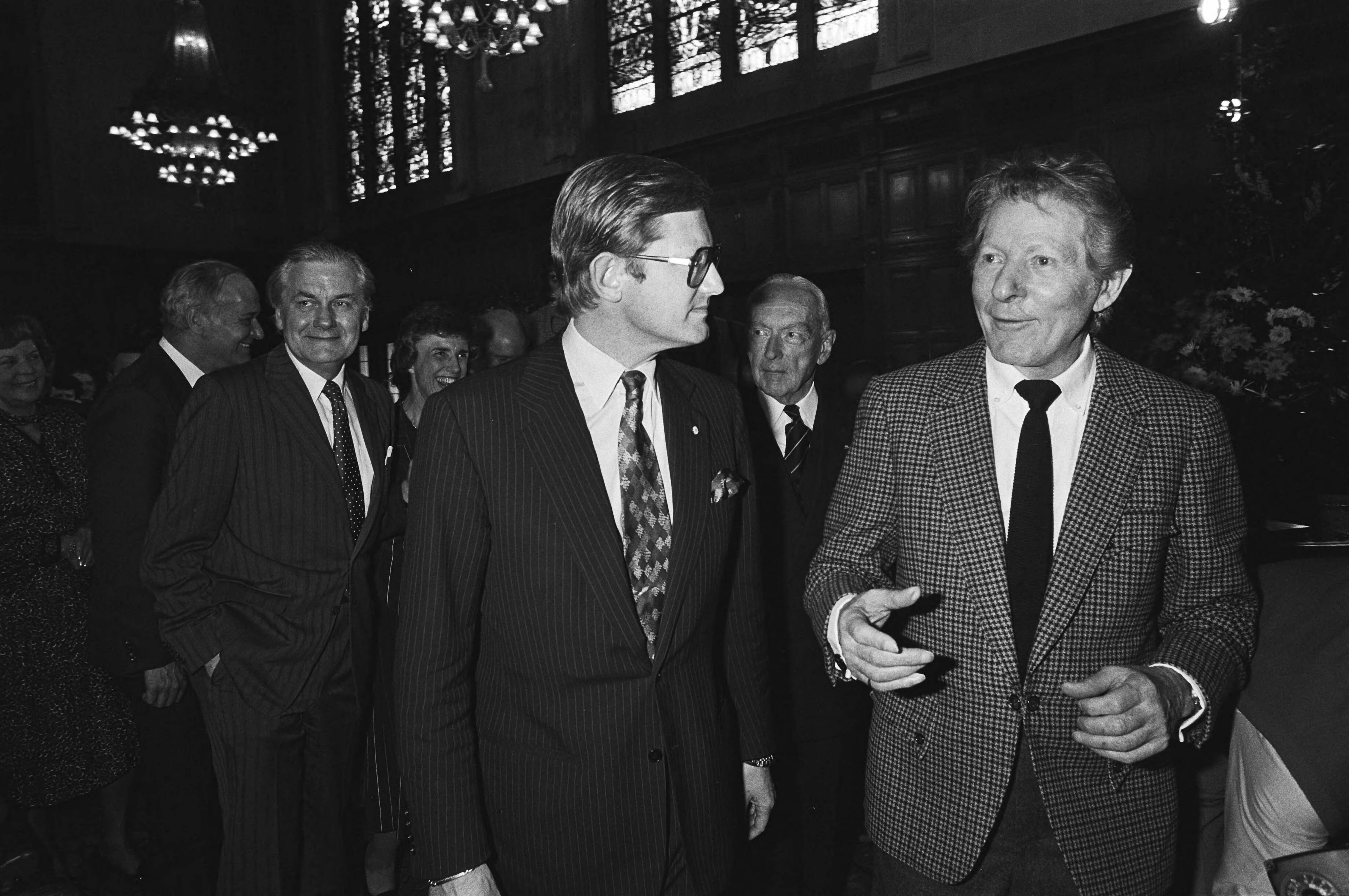 Fotocollectie Anefo — Danny Kaye ontvangt de Wateler Vredesprijs in Vredespaleis in Den Haag , Danny Kaye en Pieter van Vollenhoven — Foto: Dijk, Hans van / Anefo. Licentie: Set B: Rechtenvrij / Publiek Domein. Bron: Nationaal Archief. http://hdl.handle.net/10648/acf9aa38-d0b4-102d-bcf8-003048976d84