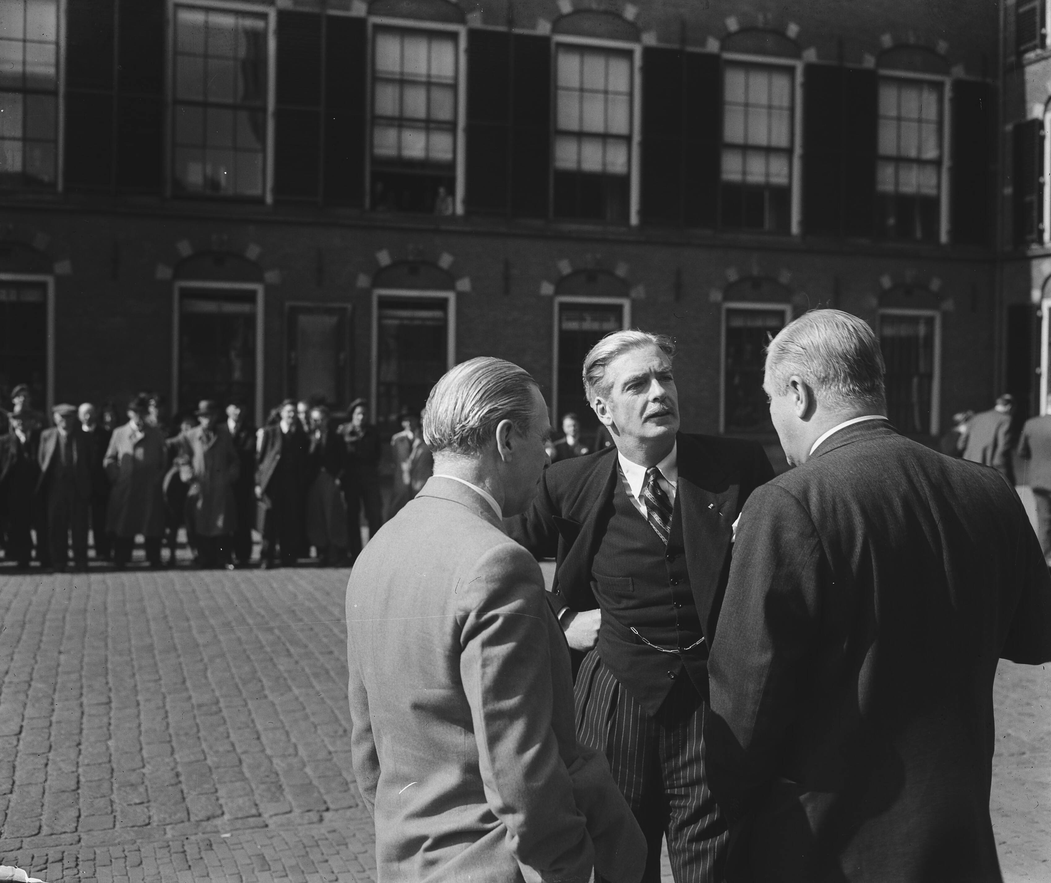 Fotocollectie Anefo — Europa Congres Ridderzaal Den Haag. Eden in gesprek — Foto: Snikkers, Anton / Anefo. Licentie: Set B: Rechtenvrij / Publiek Domein. Bron: Nationaal Archief. http://hdl.handle.net/10648/a8b68a2c-d0b4-102d-bcf8-003048976d84