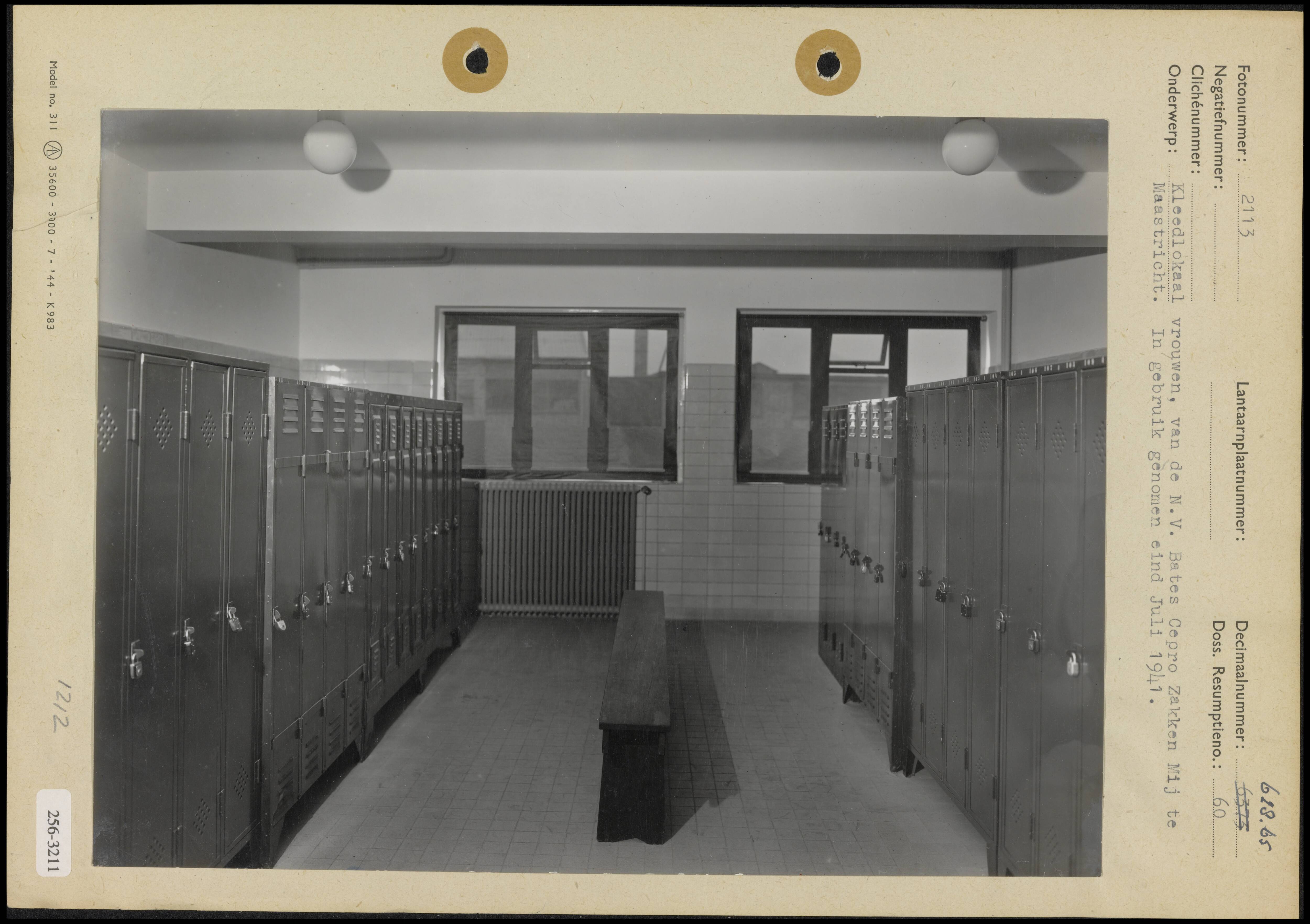 Kleedlokalen — Kleedlokaal voor vrouwen bij NV Bates Cepro Zakken Maatschappij te Maastricht; in gebruik genomen eind juli 1941 — Foto: Onbekend / Publiek Domein of Rechtenvrij. Licentie: Set B: Rechtenvrij / Publiek Domein. Bron: Nationaal Archief. http://hdl.handle.net/10648/b016133c-d0b4-102d-bcf8-003048976d84