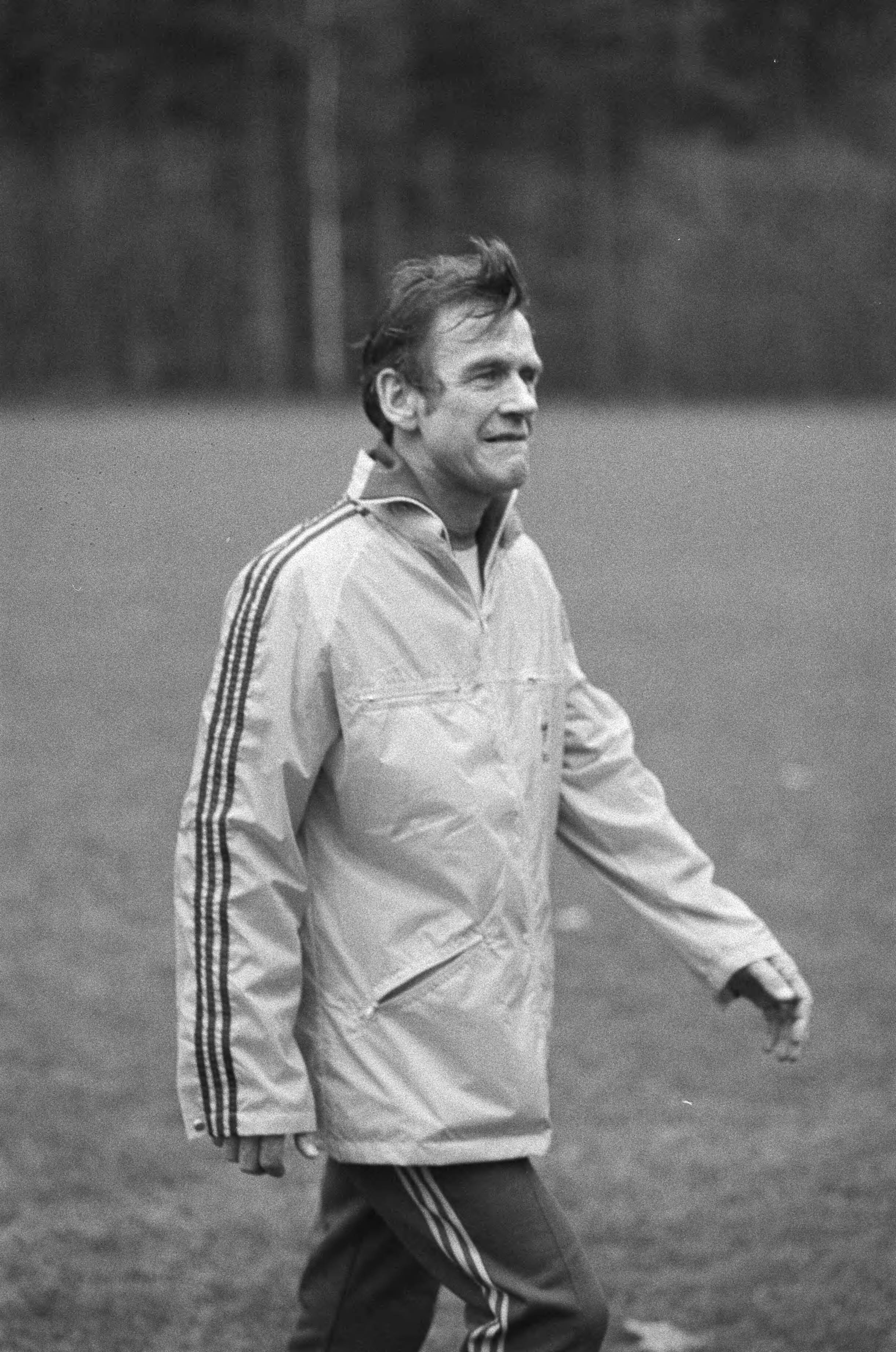 Fotocollectie Anefo — Training Nederlands elftal in Zeist i.v.m. voetbalinterland tegen Belgie a.s. woensdag, bondscoach Zwartkruis tijdens training — Foto: Antonisse, Marcel / Anefo. Licentie: Set B: Rechtenvrij / Publiek Domein. Bron: Nationaal Archief. http://hdl.handle.net/10648/acedc42a-d0b4-102d-bcf8-003048976d84